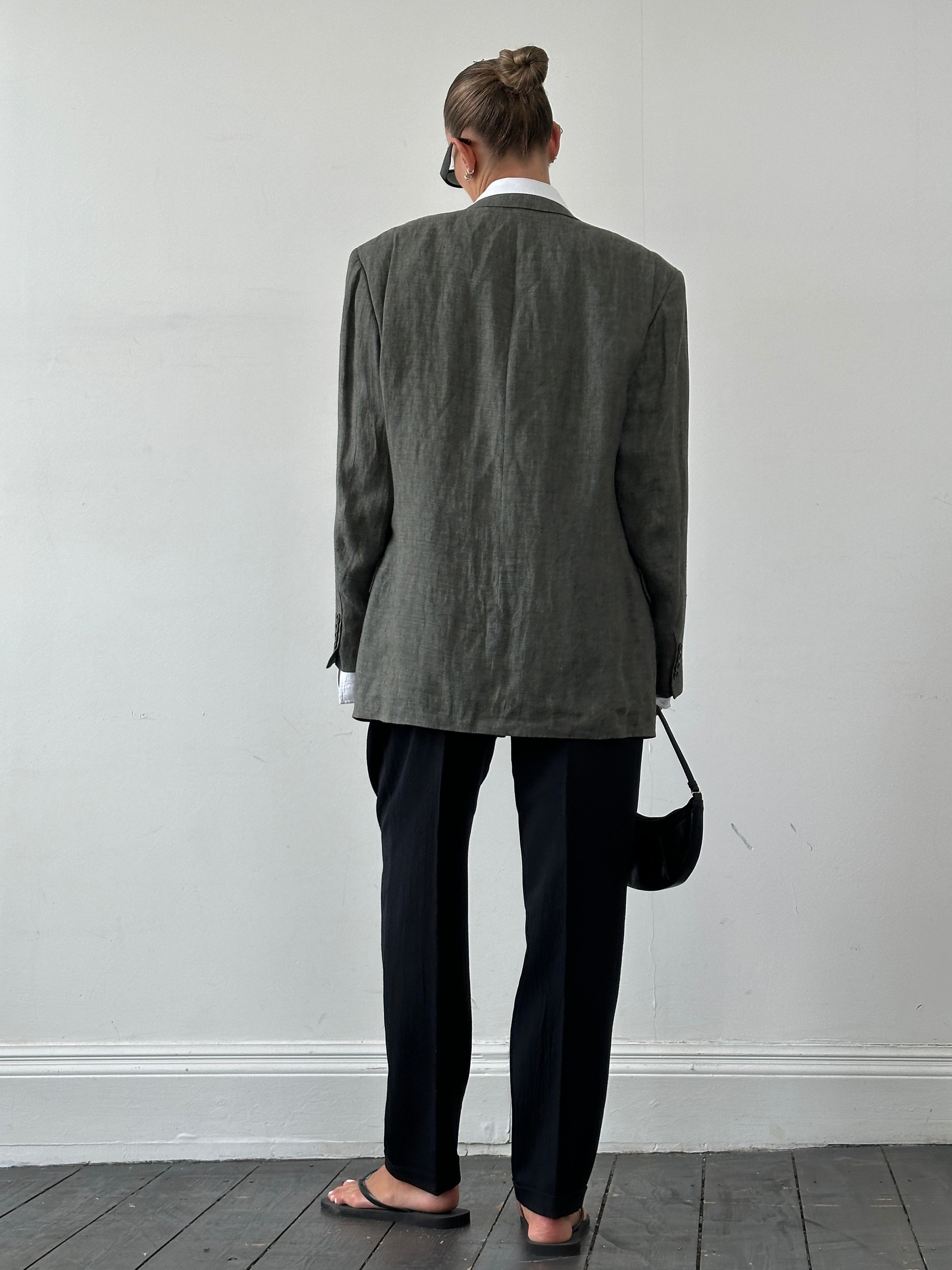 Hugo Boss pure linen double-breasted blazer with large lapels in size 40R/XL, shown on a model, tailored and stylish.