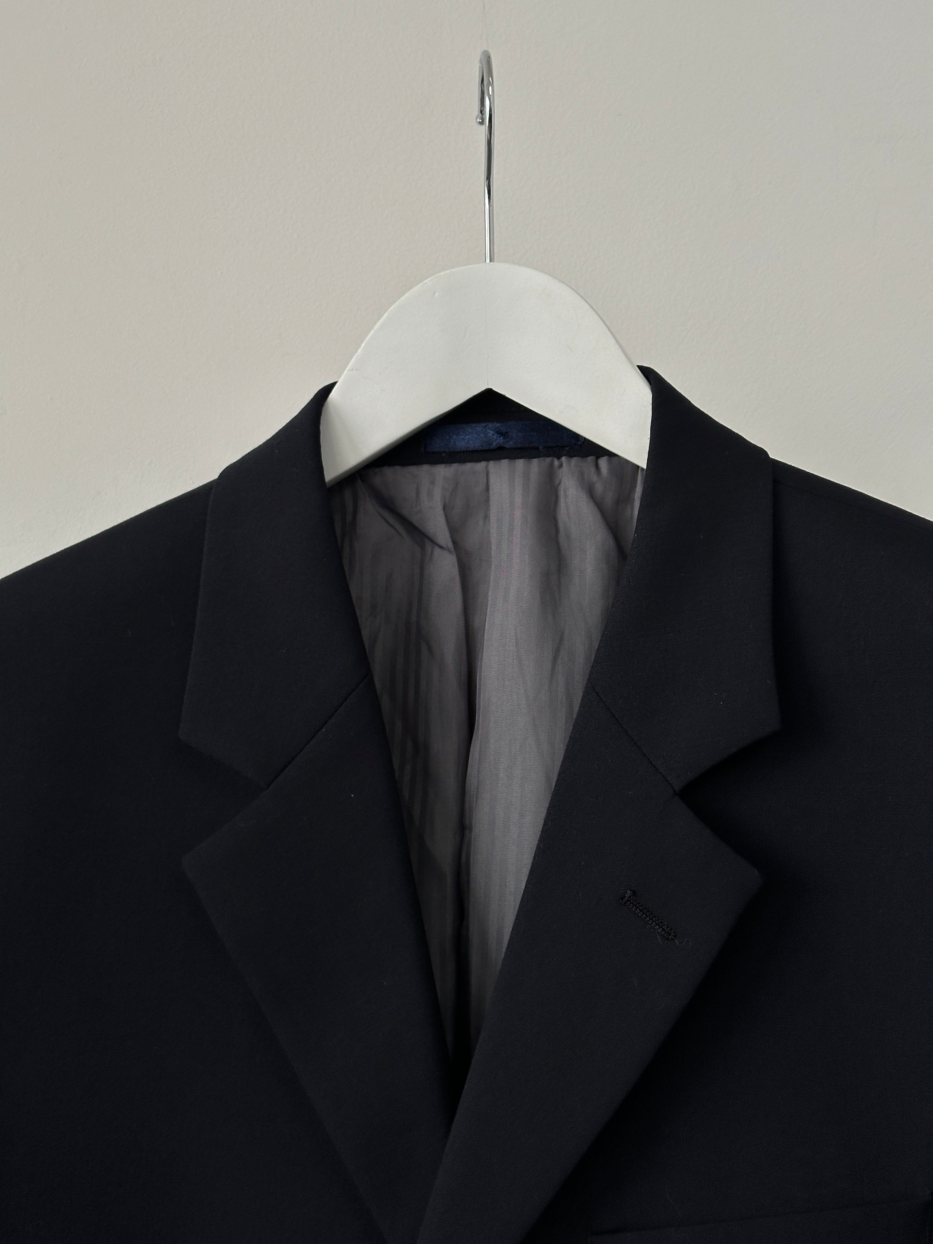 Vintage wool single-breasted blazer in size 38S/L, showcasing classic tailored fit with notch lapels and button closure.