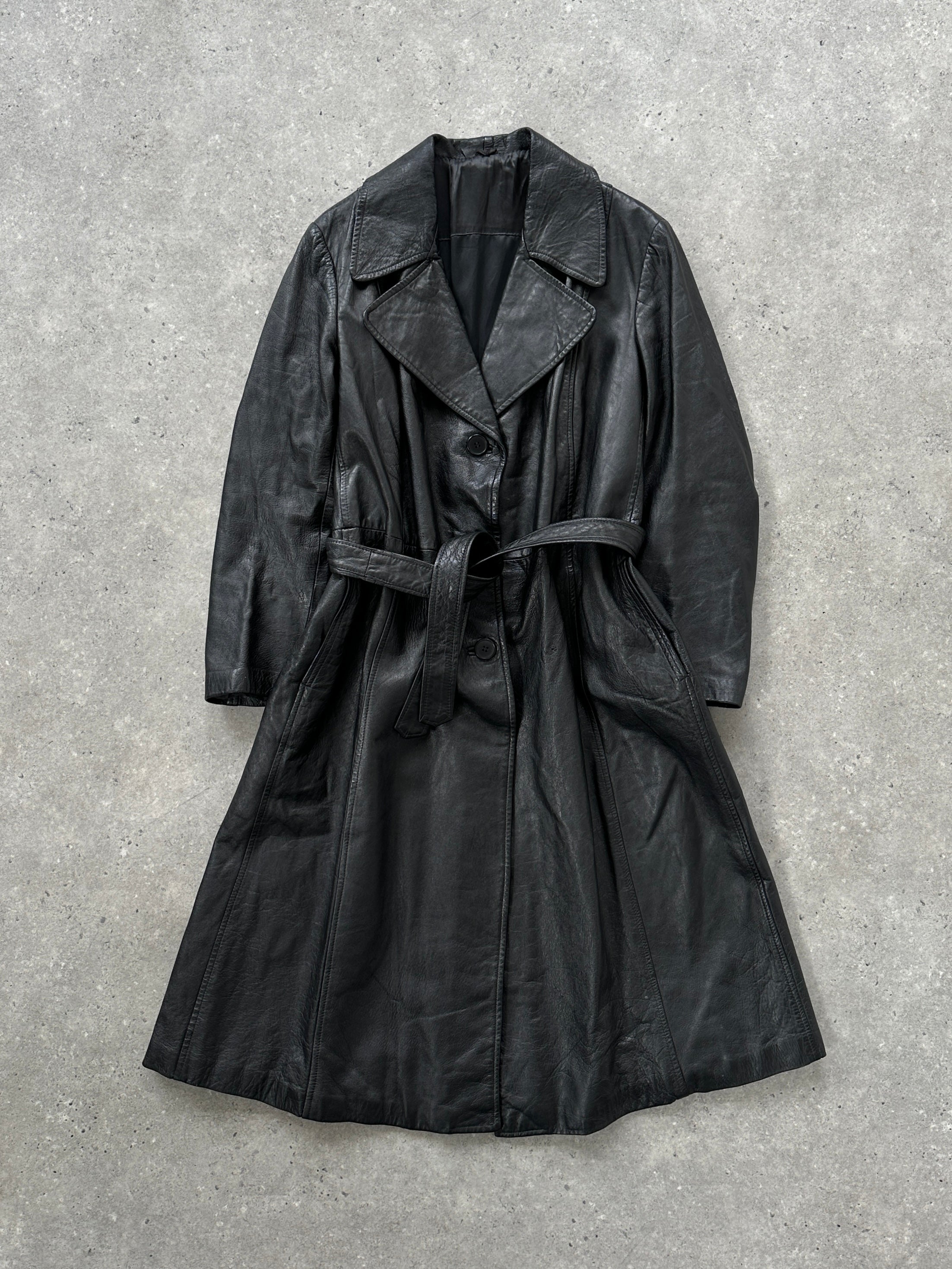 Vintage leather trench coat with belt, classic design, long sleeves, and button details, in a timeless style.