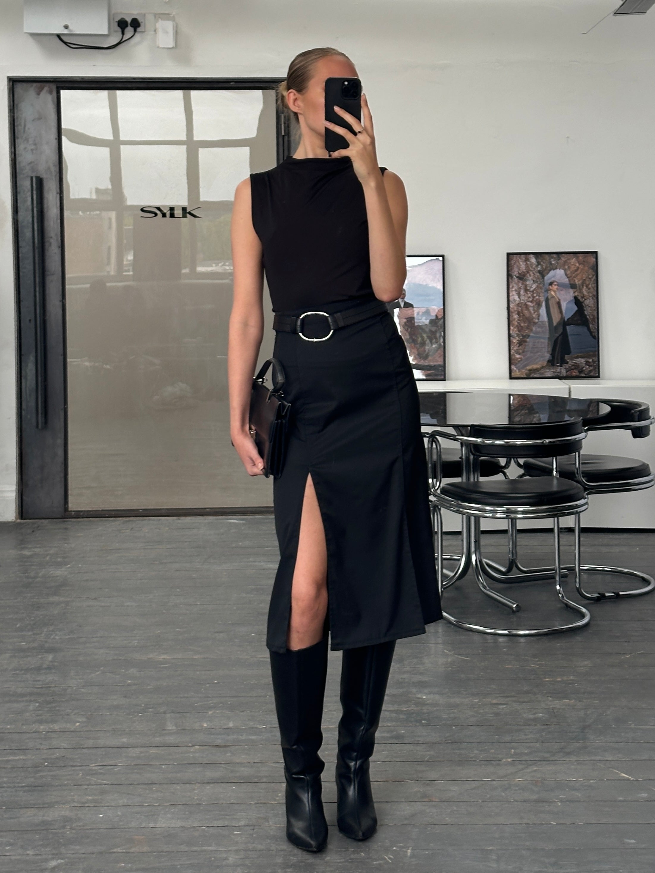 Vintage 1990s pleated midi skirt in versatile W26, featuring classic design and lightweight fabric for a retro-inspired look.