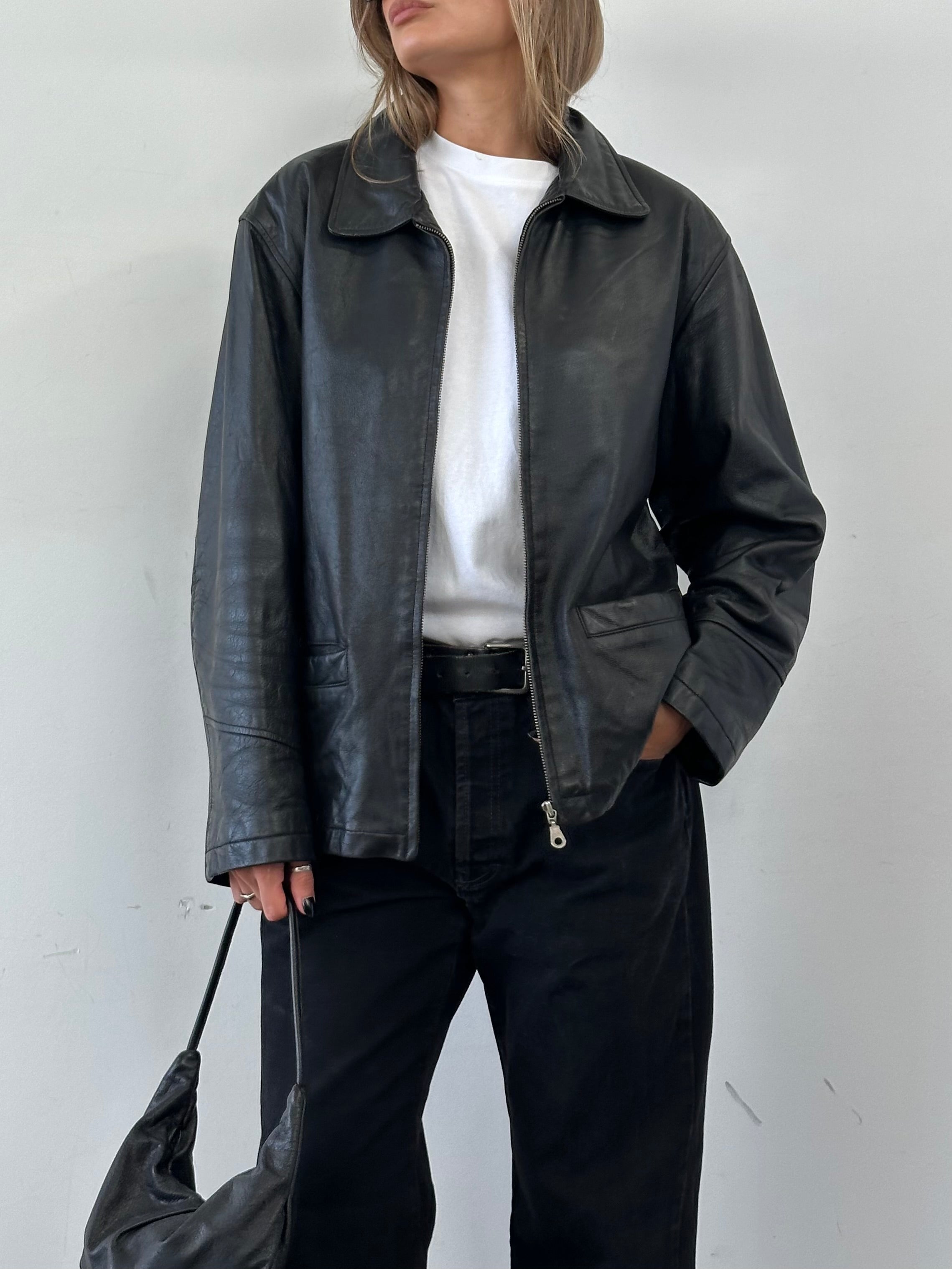 Vintage leather bomber jacket in XL size, featuring classic design and durable leather material.