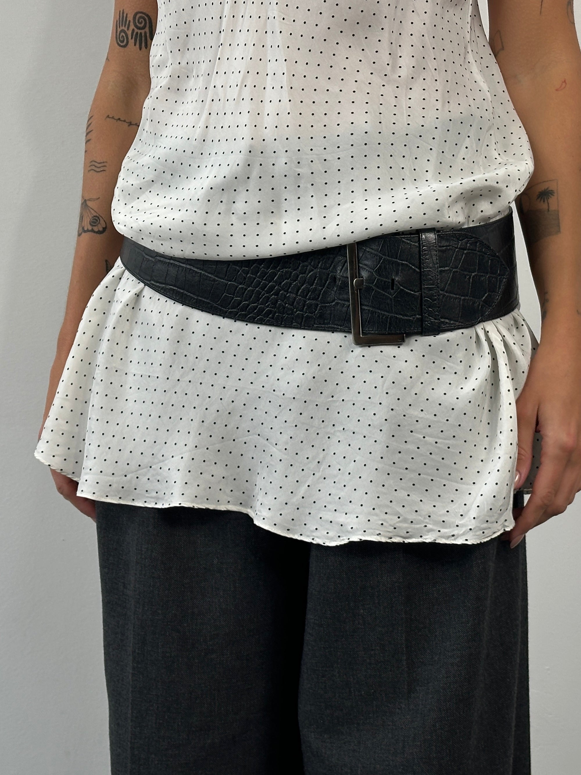 Vintage 1990s square buckle leather chunky belt, W34-36, with classic design and sturdy leather strap.