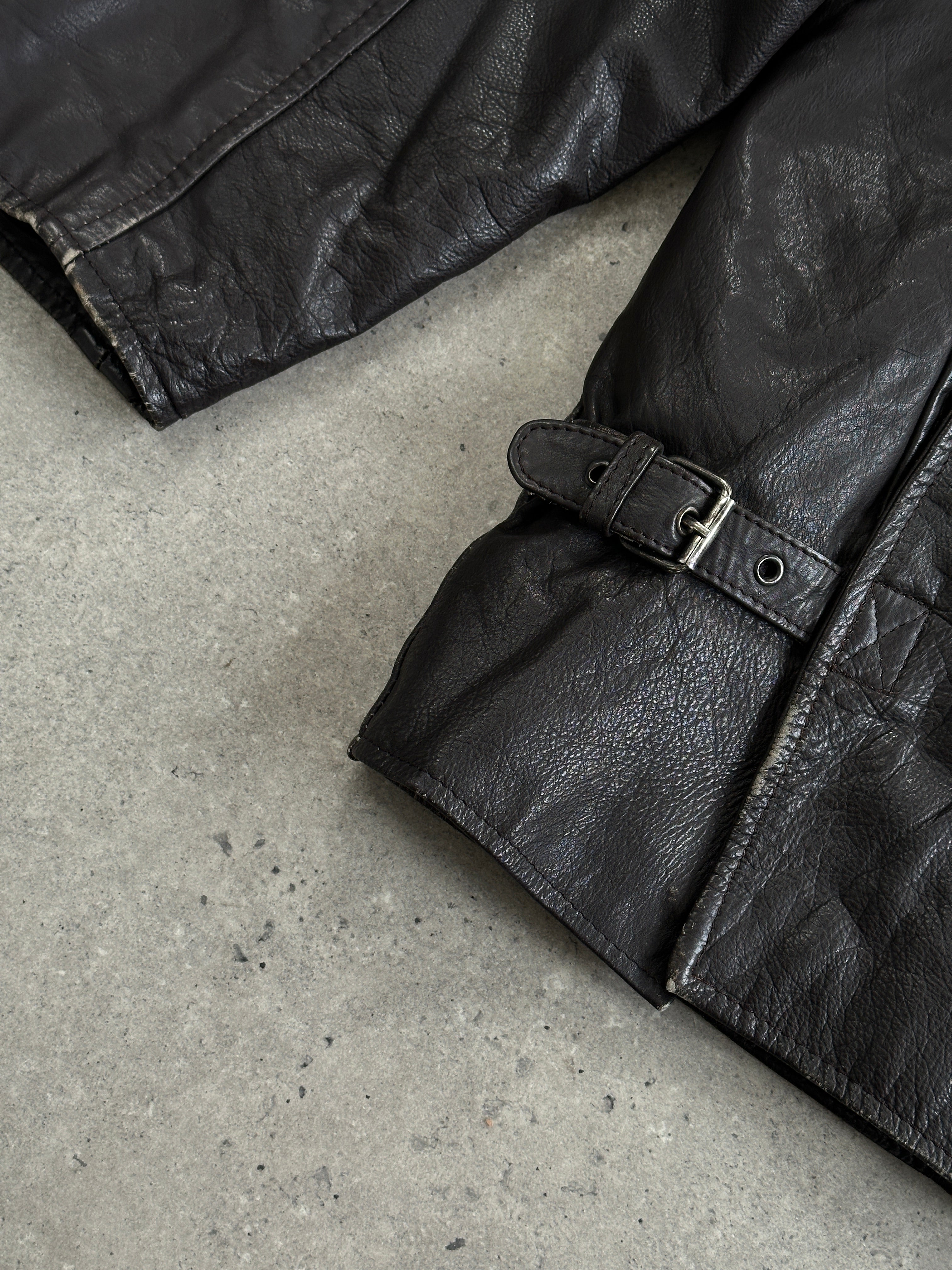 Vintage minimal zip-up leather jacket in XL, showcasing a sleek design with a smooth leather finish and classic collar detail.