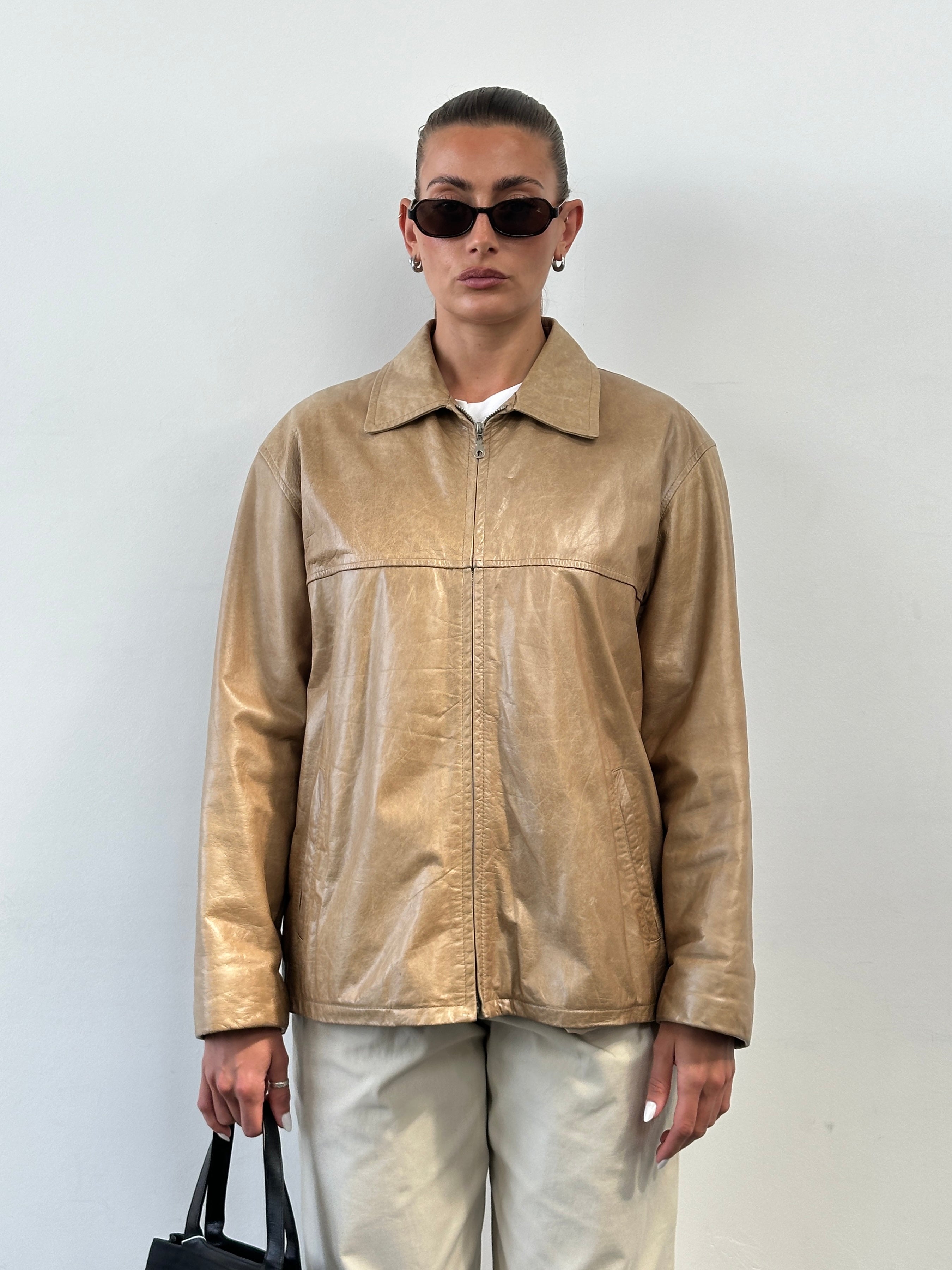 Italian vintage minimal leather jacket in size L, featuring classic design and smooth leather for a timeless look.