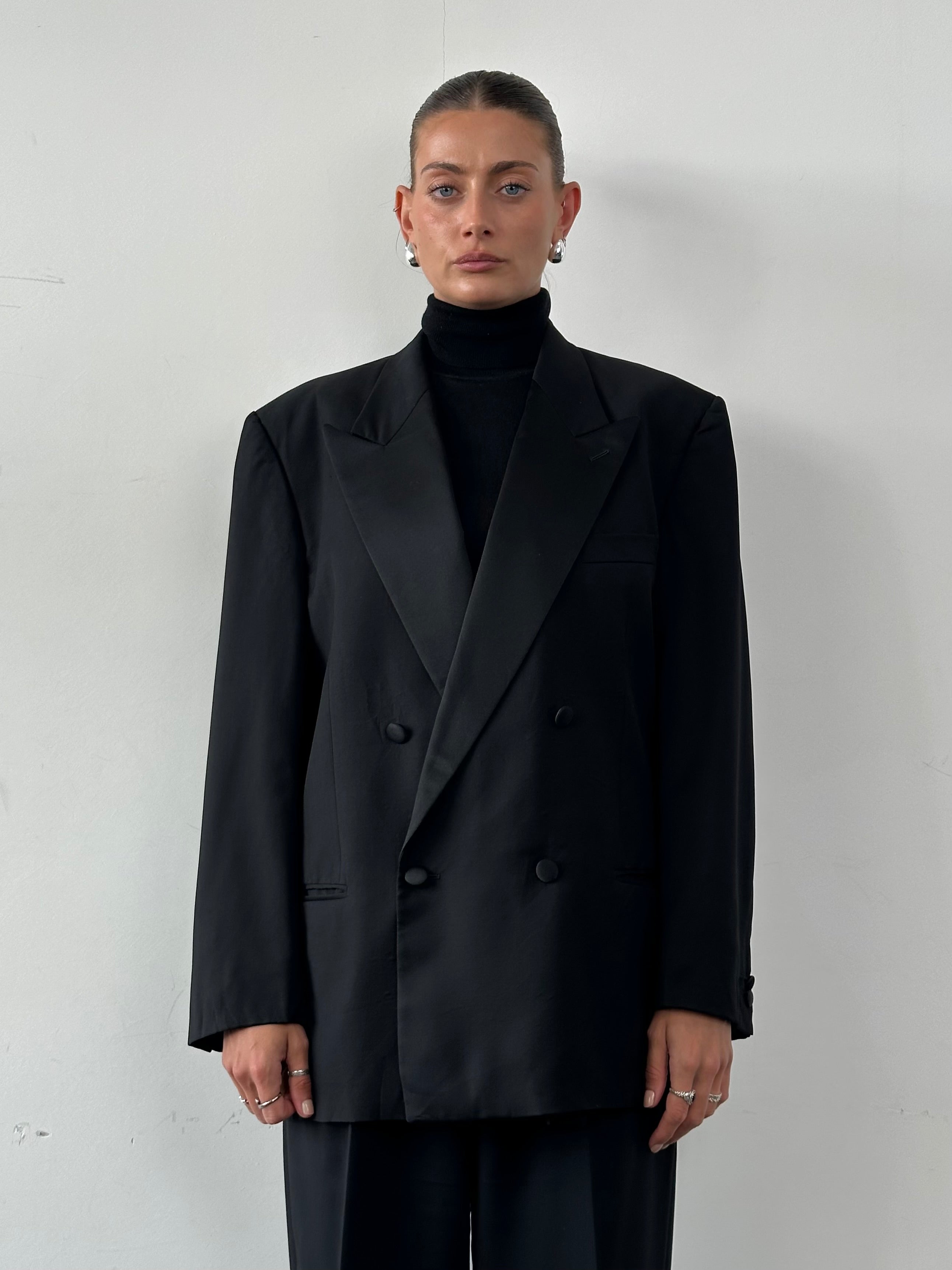 Giorgio Armani double-breasted blazer in size L/XL, tailored men's tuxedo blazer with classic black fabric and structured fit.