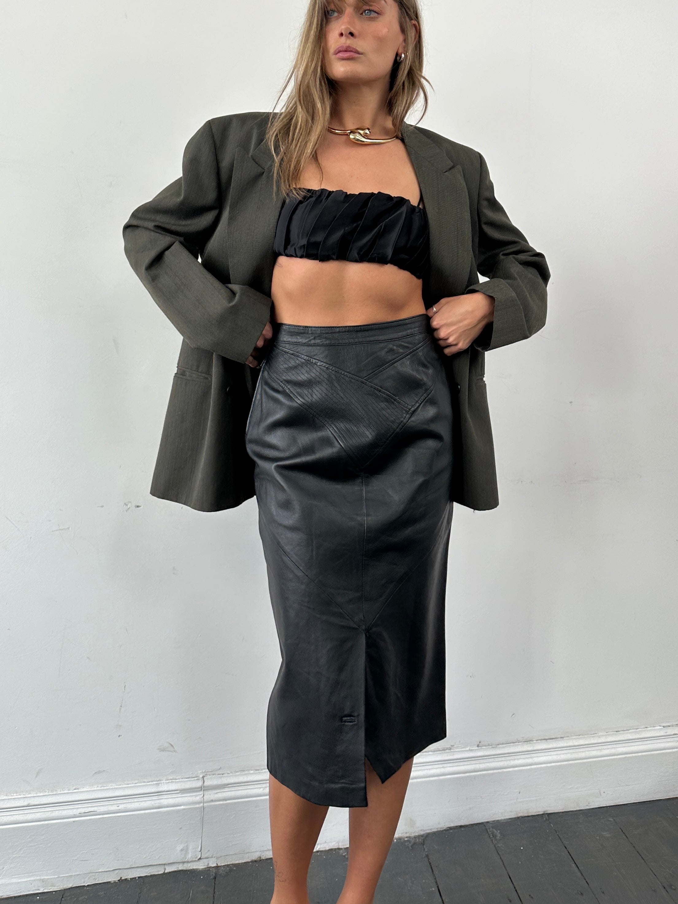 Vintage leather midi skirt with W28 waist, featuring a classic, high-quality design and stylish button details.