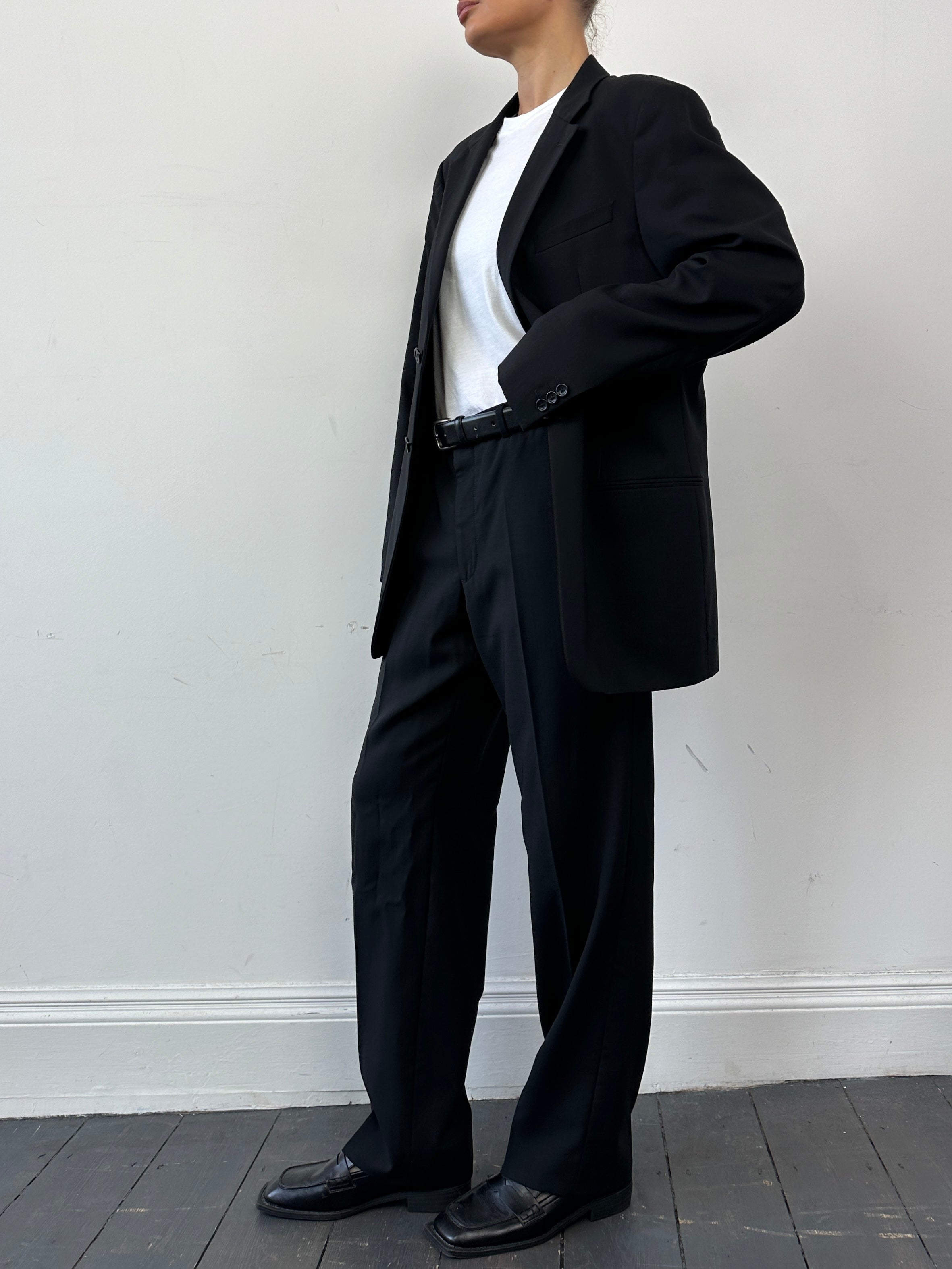 Armani Collezioni single-breasted pure wool suit in size 42R, featuring a tailored fit and classic lapel, displayed on a hanger.