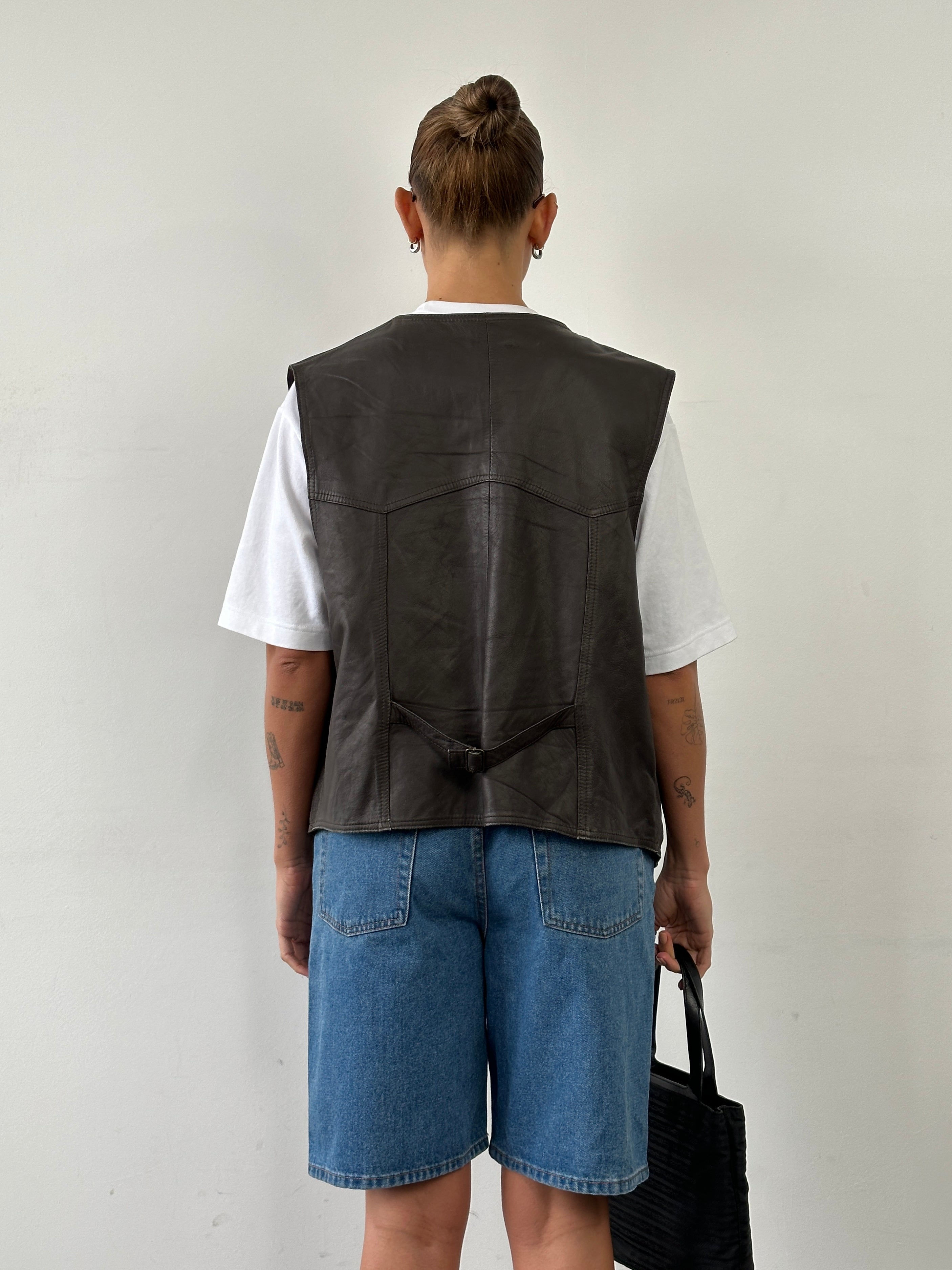 Vintage 1990s leather waistcoat in XL size, featuring classic design and brown leather material.