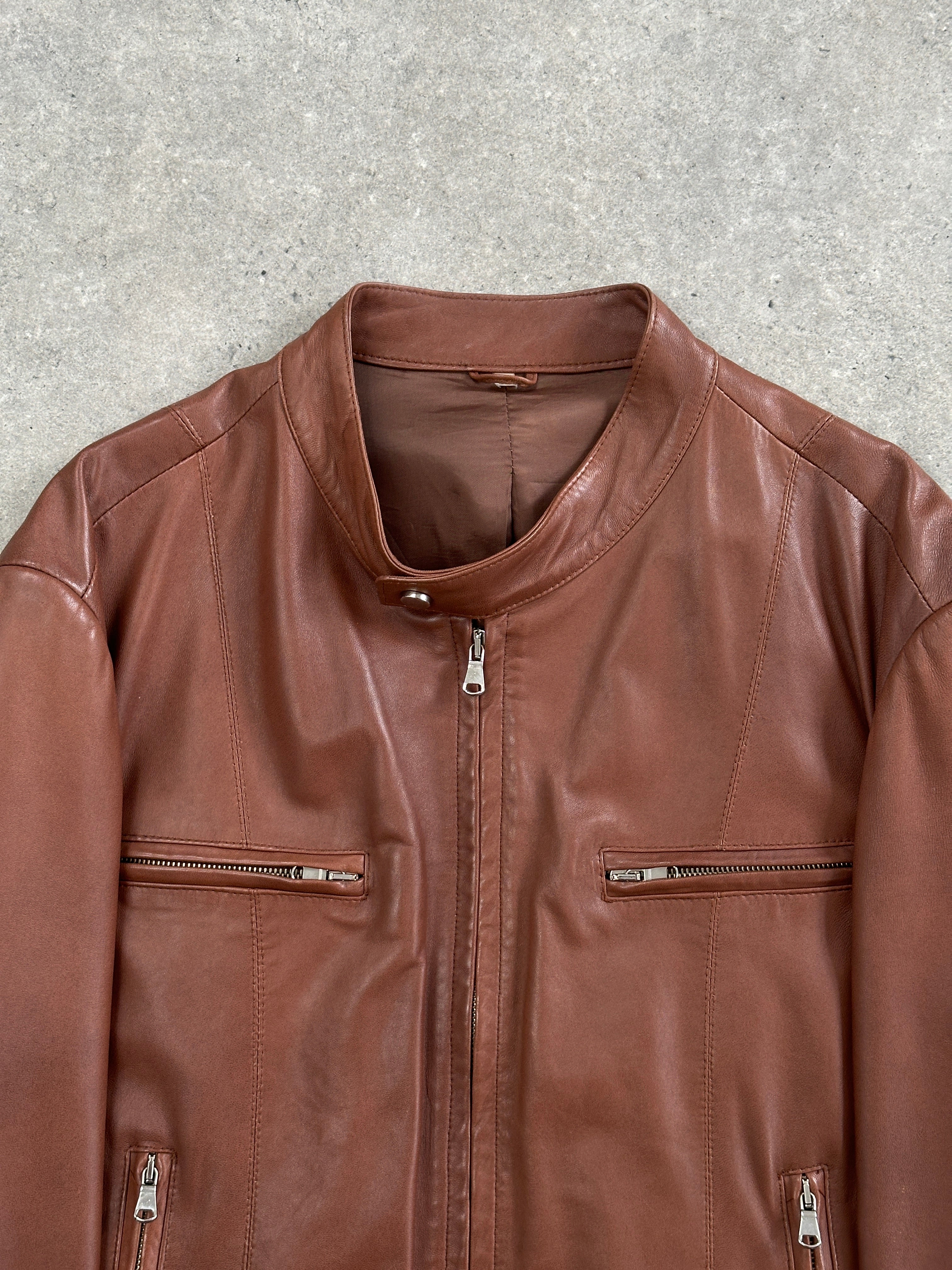 Vintage Italian 90s double zip leather moto jacket, stylish men's M/L leather jacket with vintage design and metal zippers.