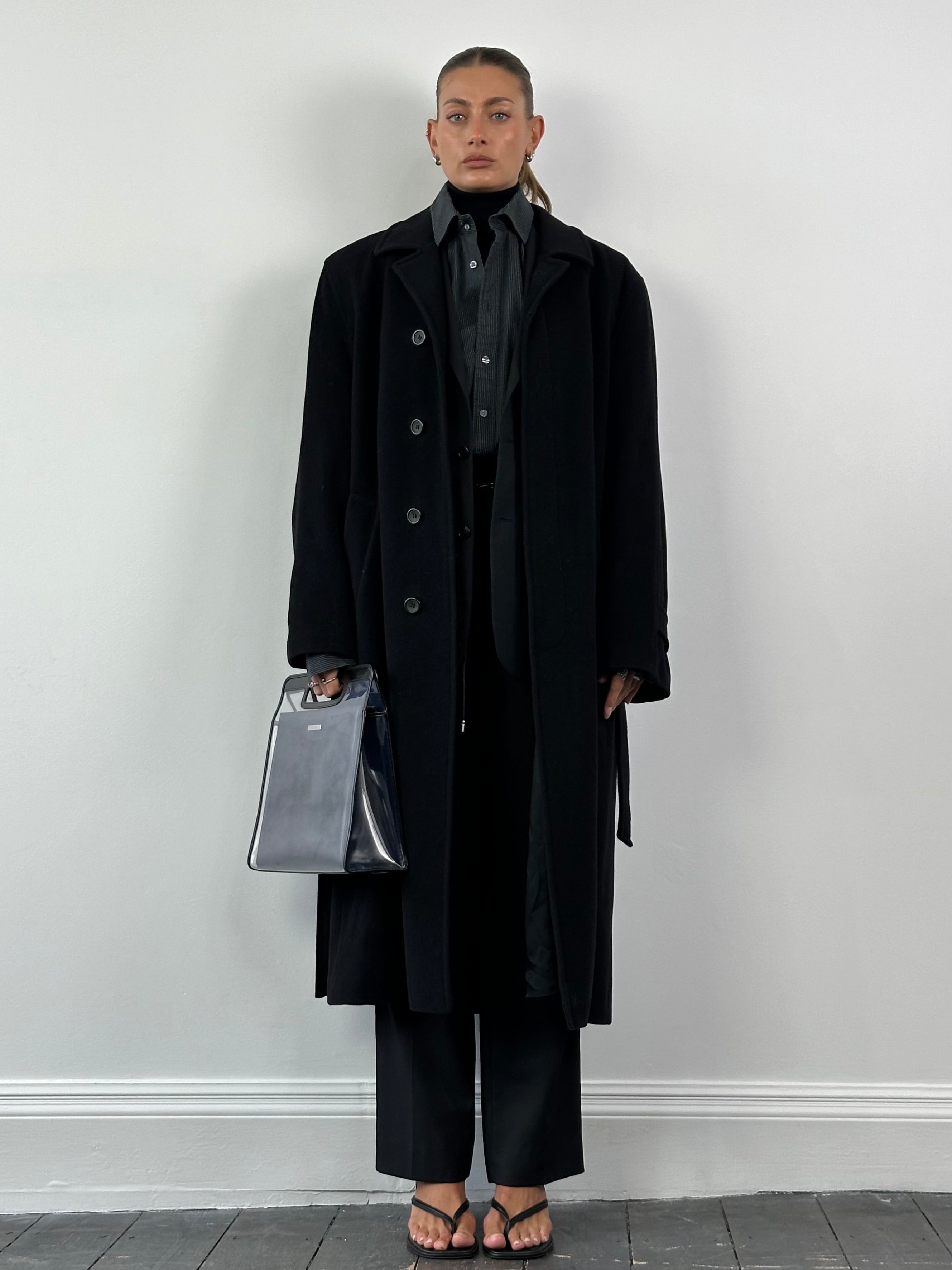 Vintage wool and cashmere belted coat in XXL, stylish classic coat with a tailored fit and warm fabric, seen from the front.