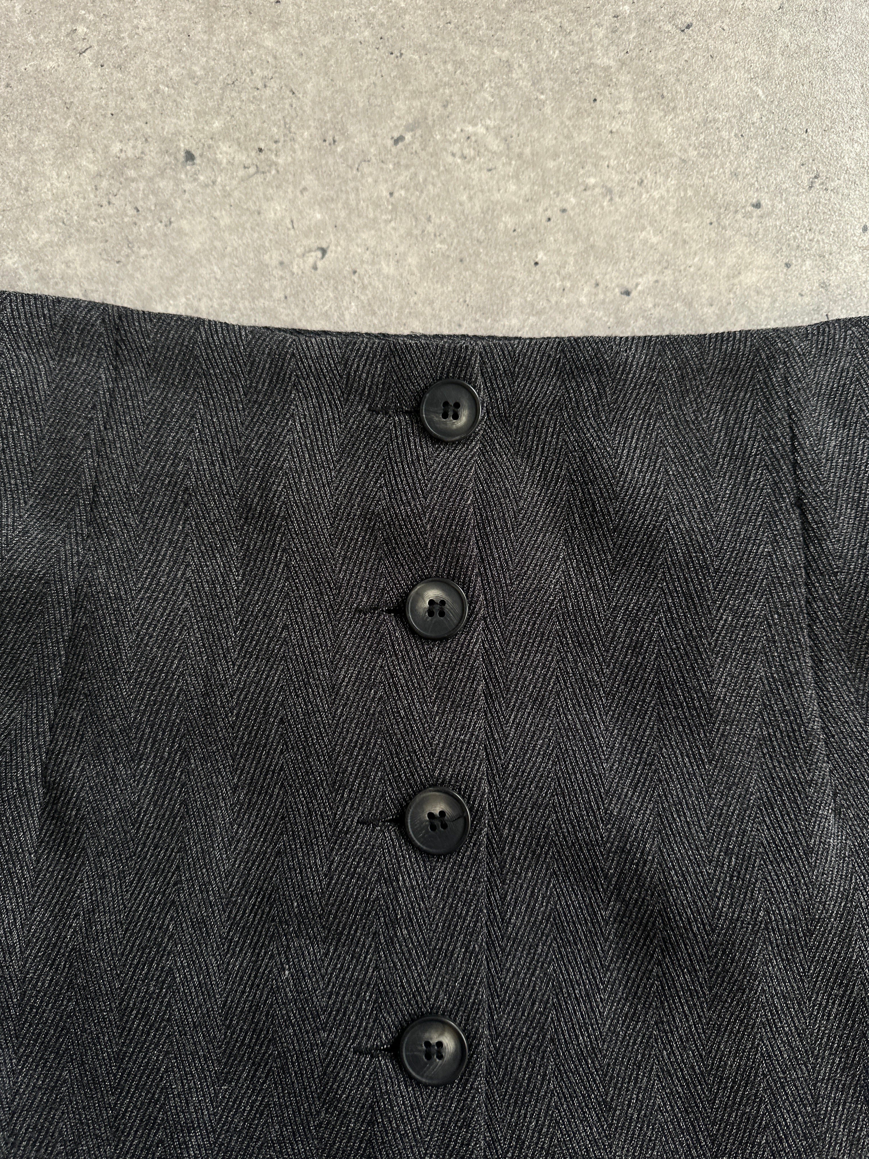 Italian Vintage pure wool midi skirt in classic design, featuring a flowy silhouette and elegant detailing.