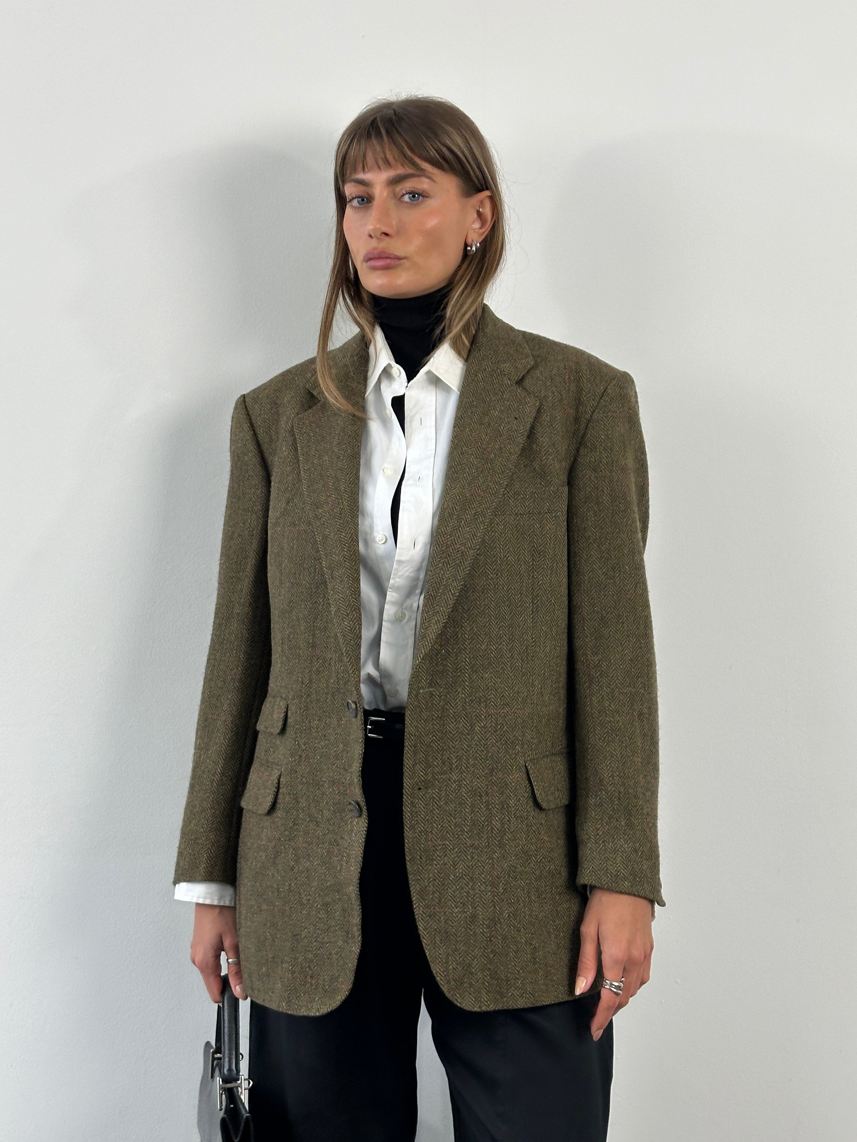Burberry 1990s pure wool brushed single-breasted blazer in size 40R/L, classic tailored design with button closure and notched lapels.