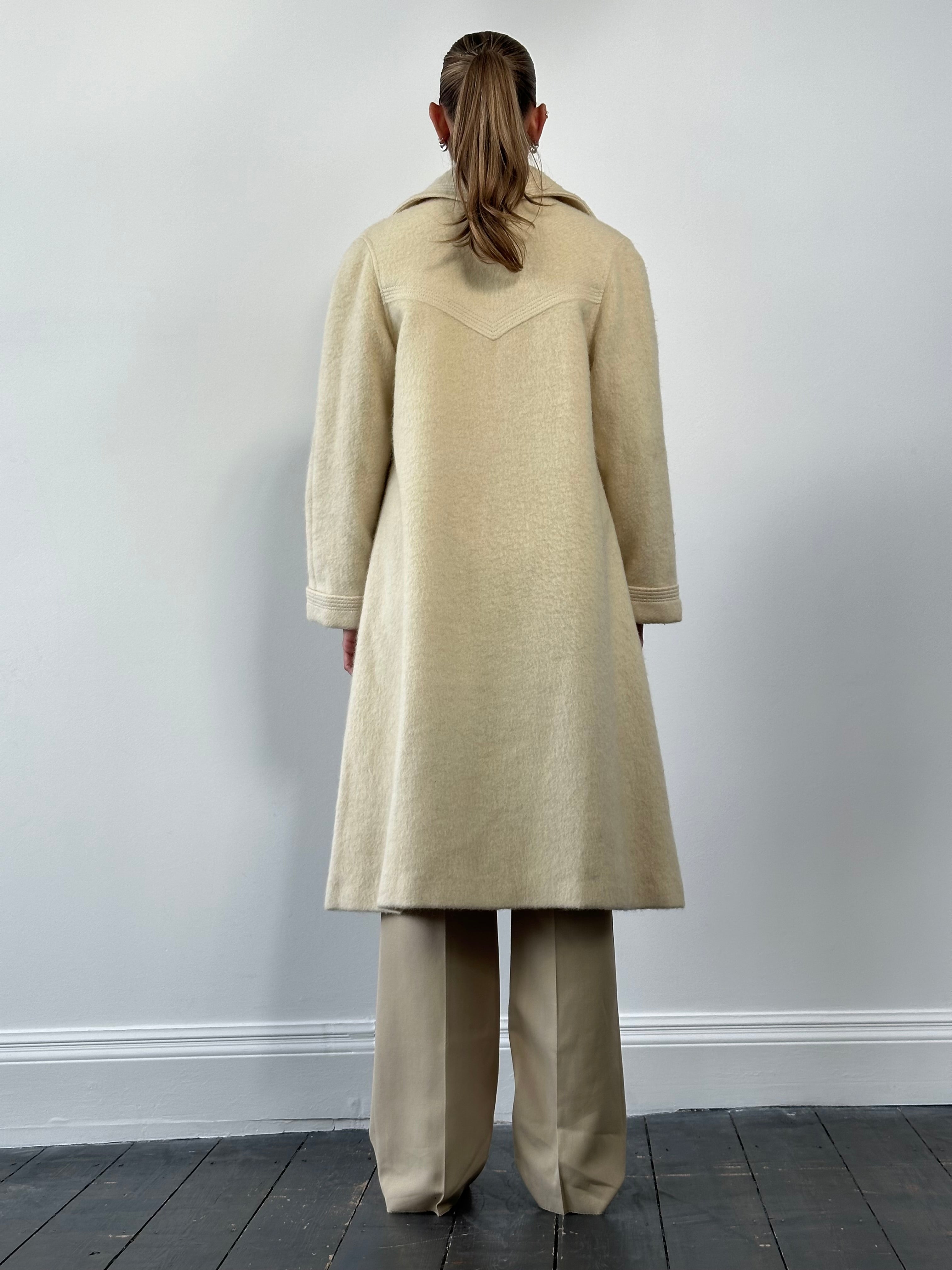 Vintage fuzzy wool mohair single-breasted coat in size L, featuring a classic design and textured fabric, ideal for stylish winter wear.