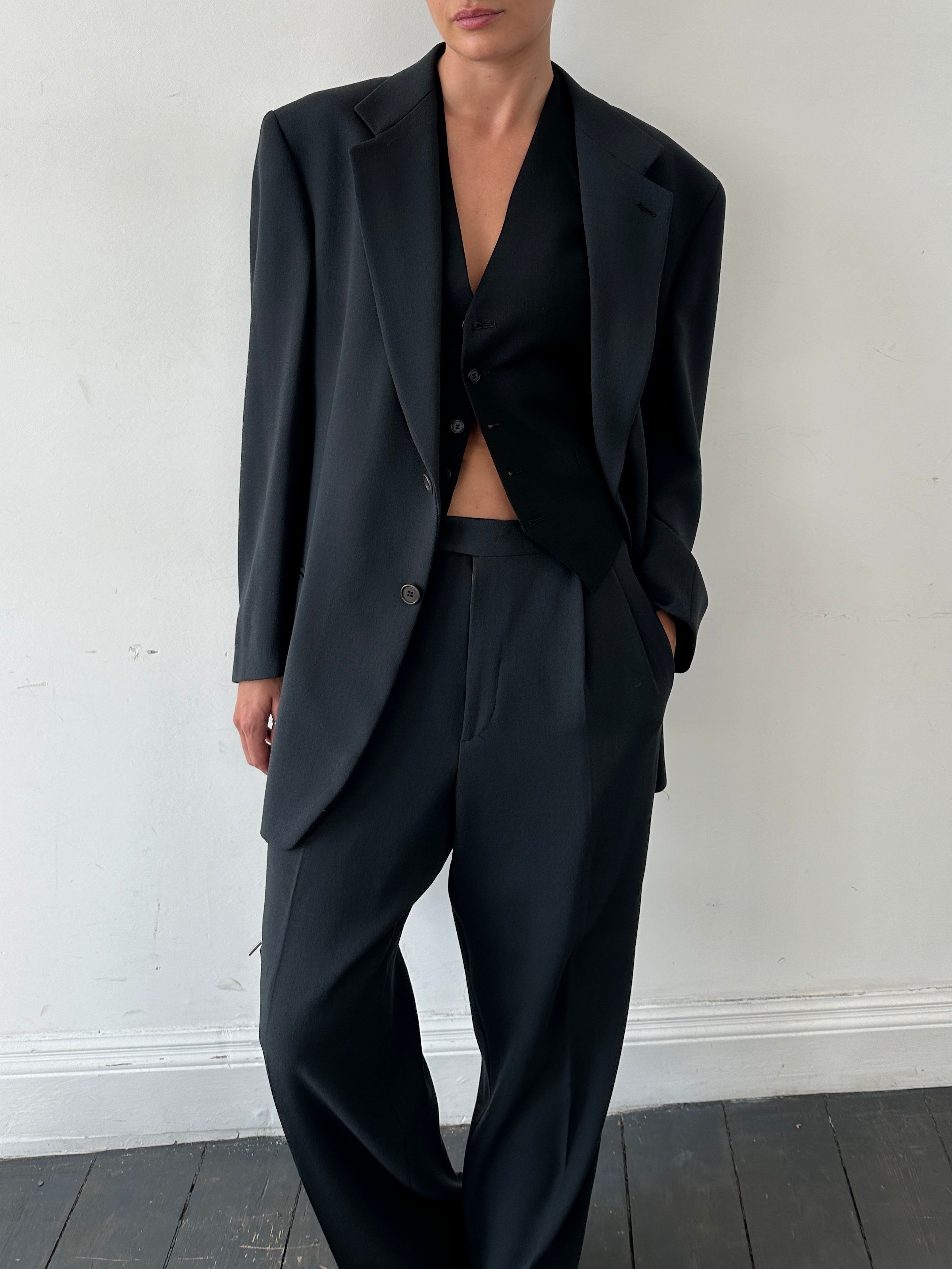 Emporio Armani pure wool single-breasted suit in size 40R/W32, tailored fit, shown on a mannequin.
