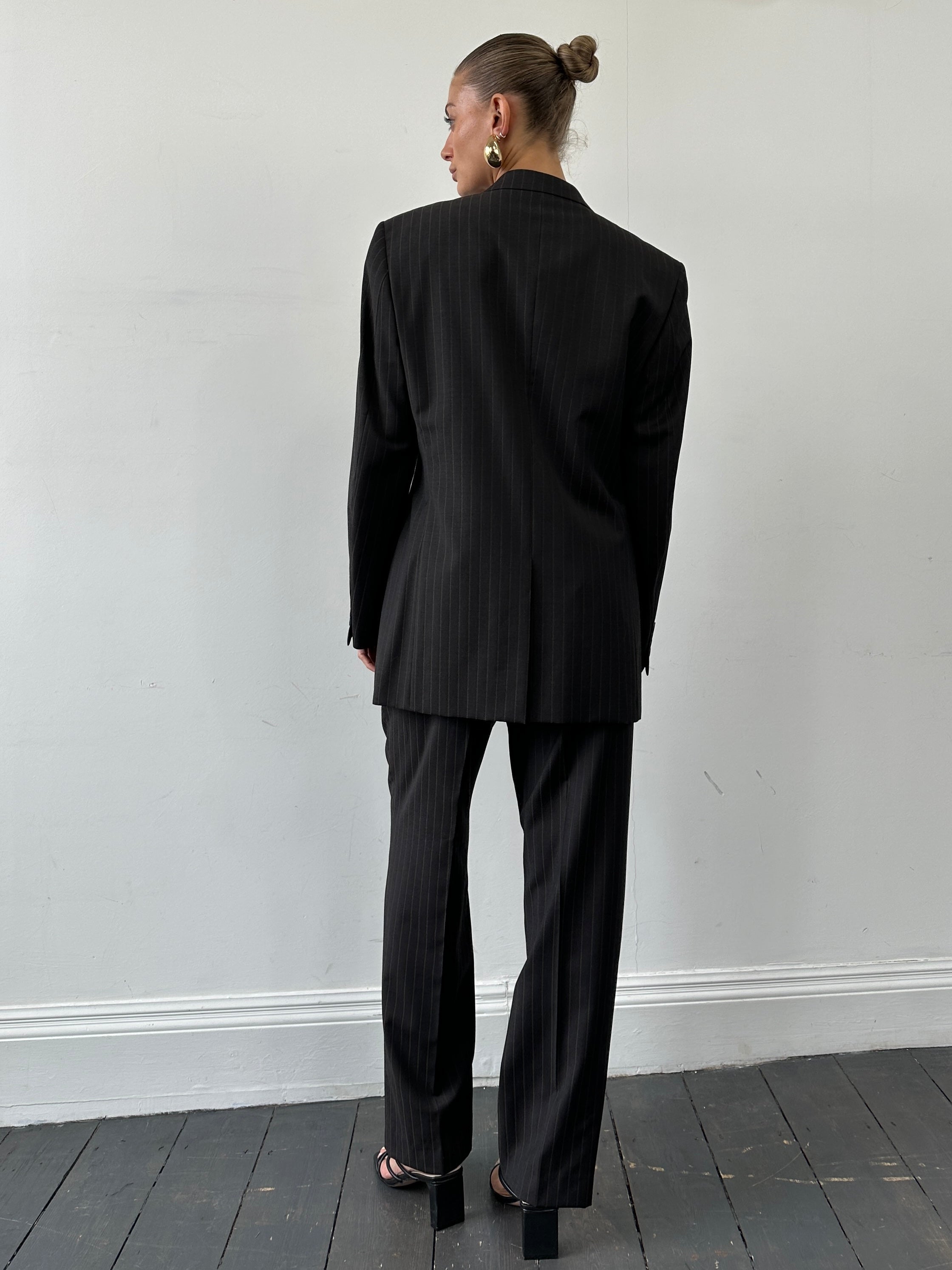 Yves Saint Laurent Pour Homme pinstripe pure wool single-breasted suit, size 40R/W32, displayed on a mannequin.