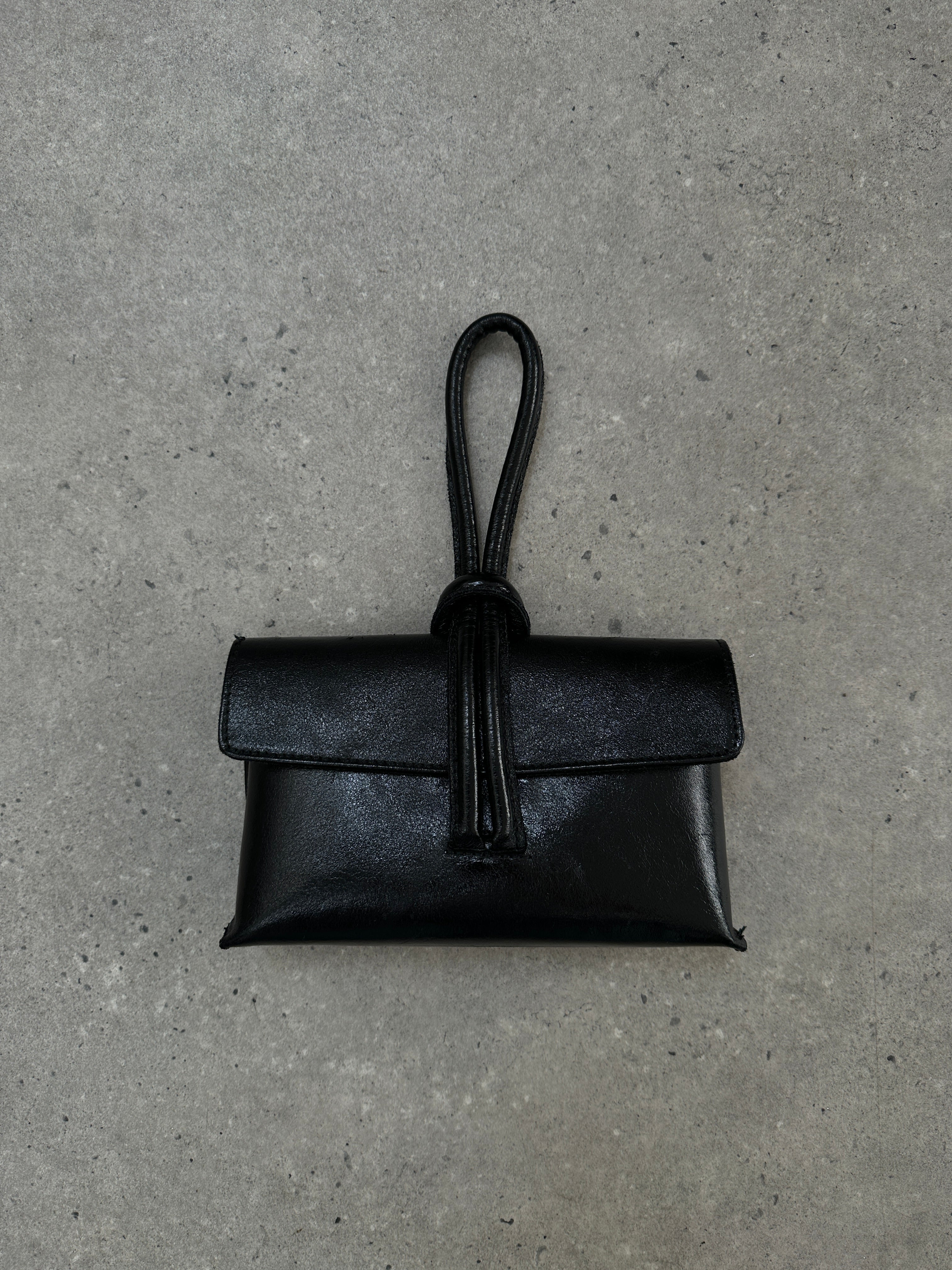 Vintage Italian leather crossbody clutch bag with a classic design and adjustable strap, suitable for everyday use.