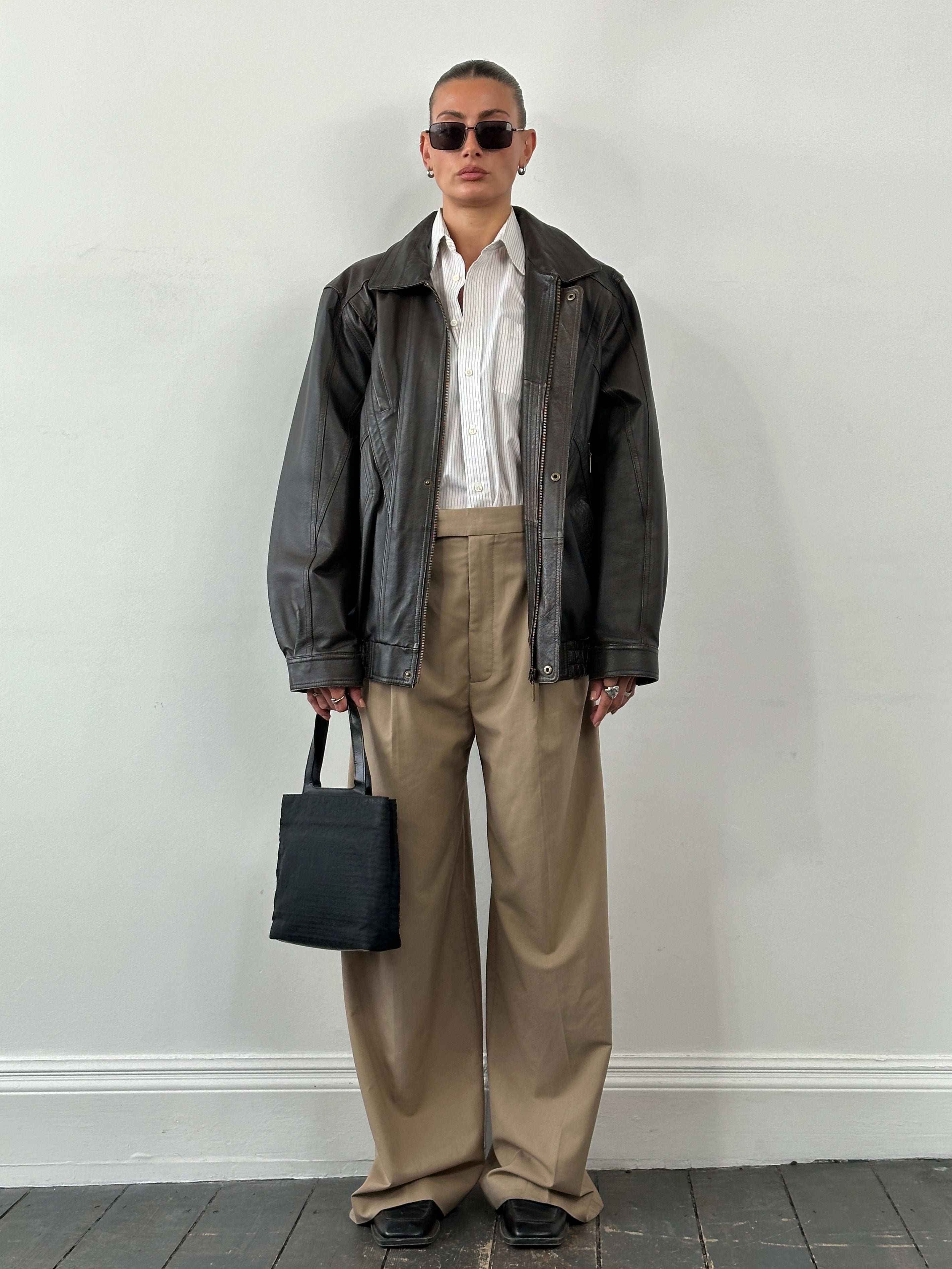 Vintage leather blouson bomber jacket in XL with classic design, featuring a rugged leather texture and stylish collar details.