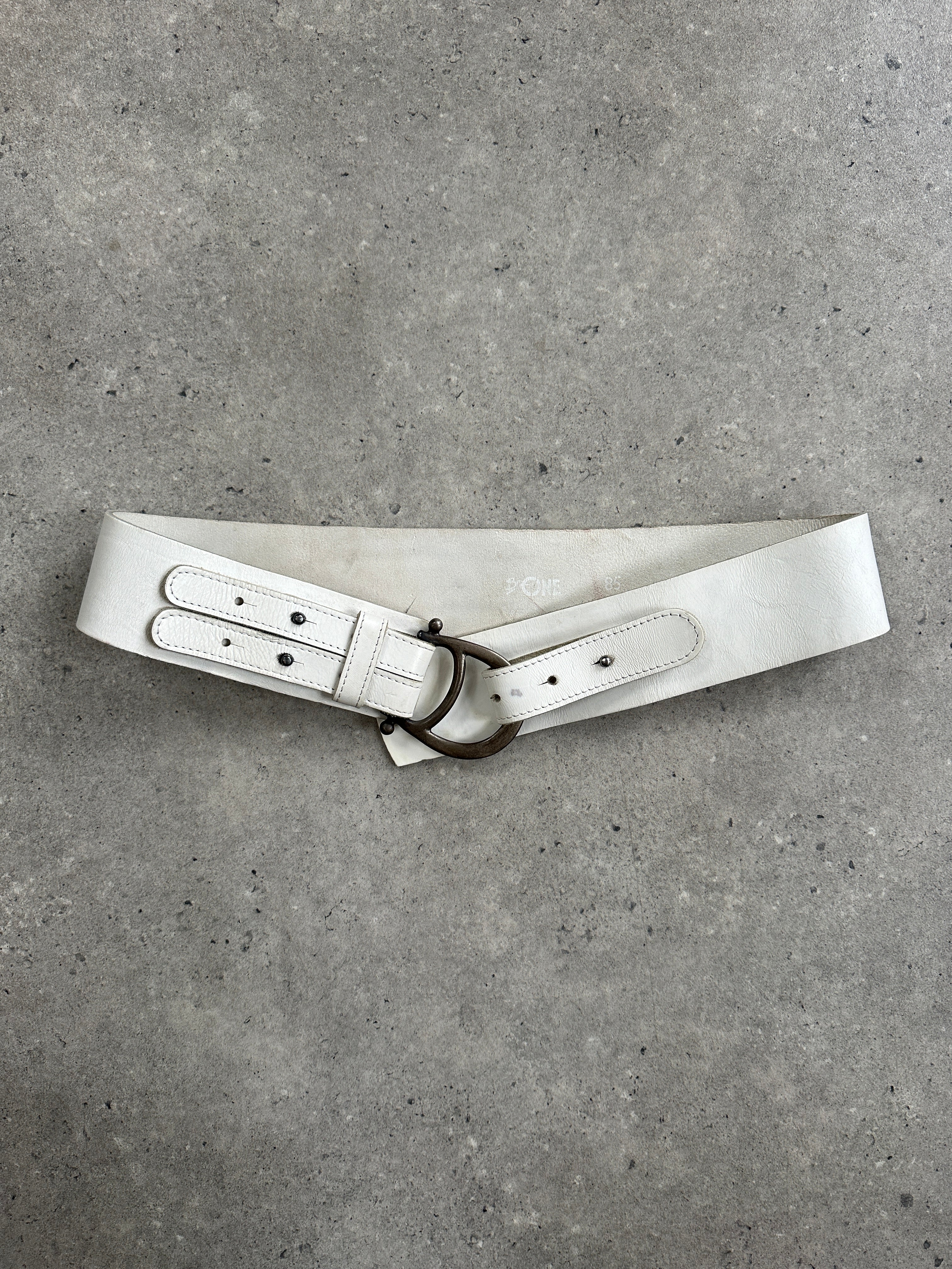 Vintage Italian 1990s chrome chunky leather belt with metal buckle, size W32-34, featuring distressed leather and retro style.