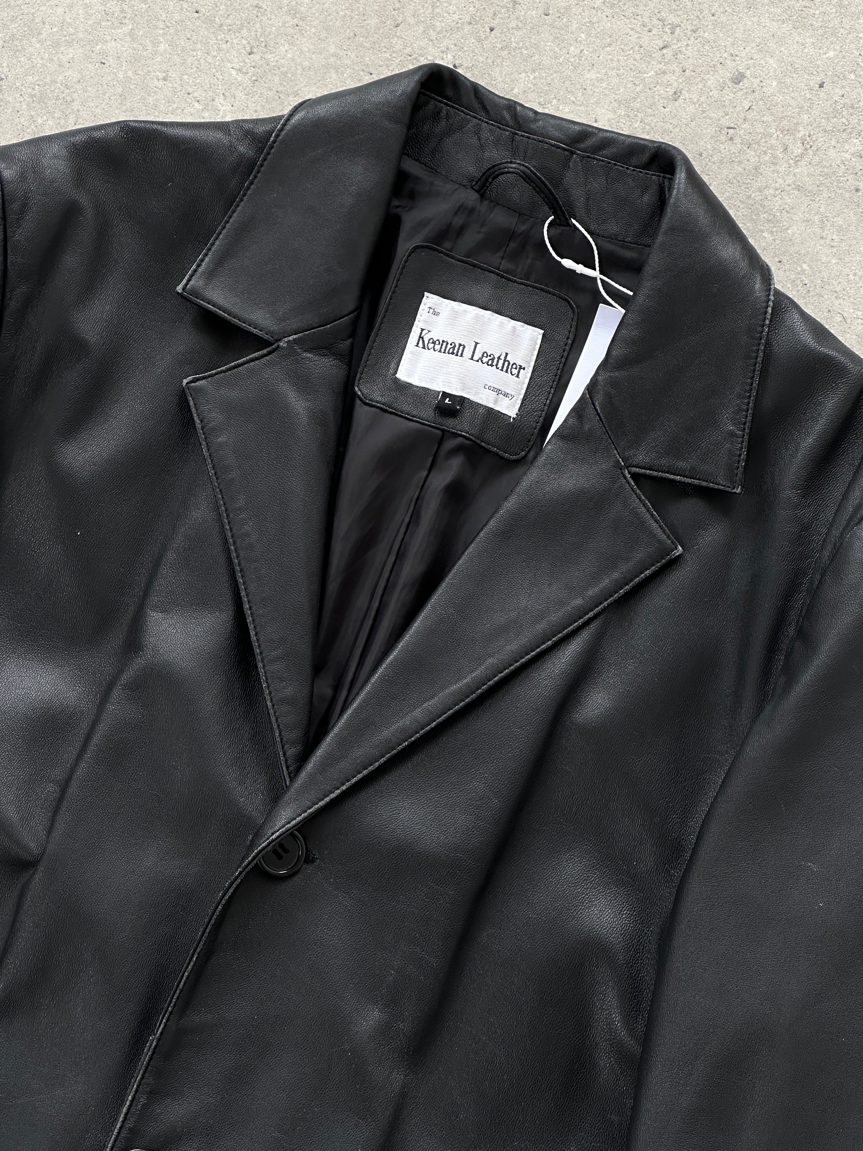Vintage leather trench coat in XL size, stylish and classic leather jacket with a timeless design and textured leather finish.