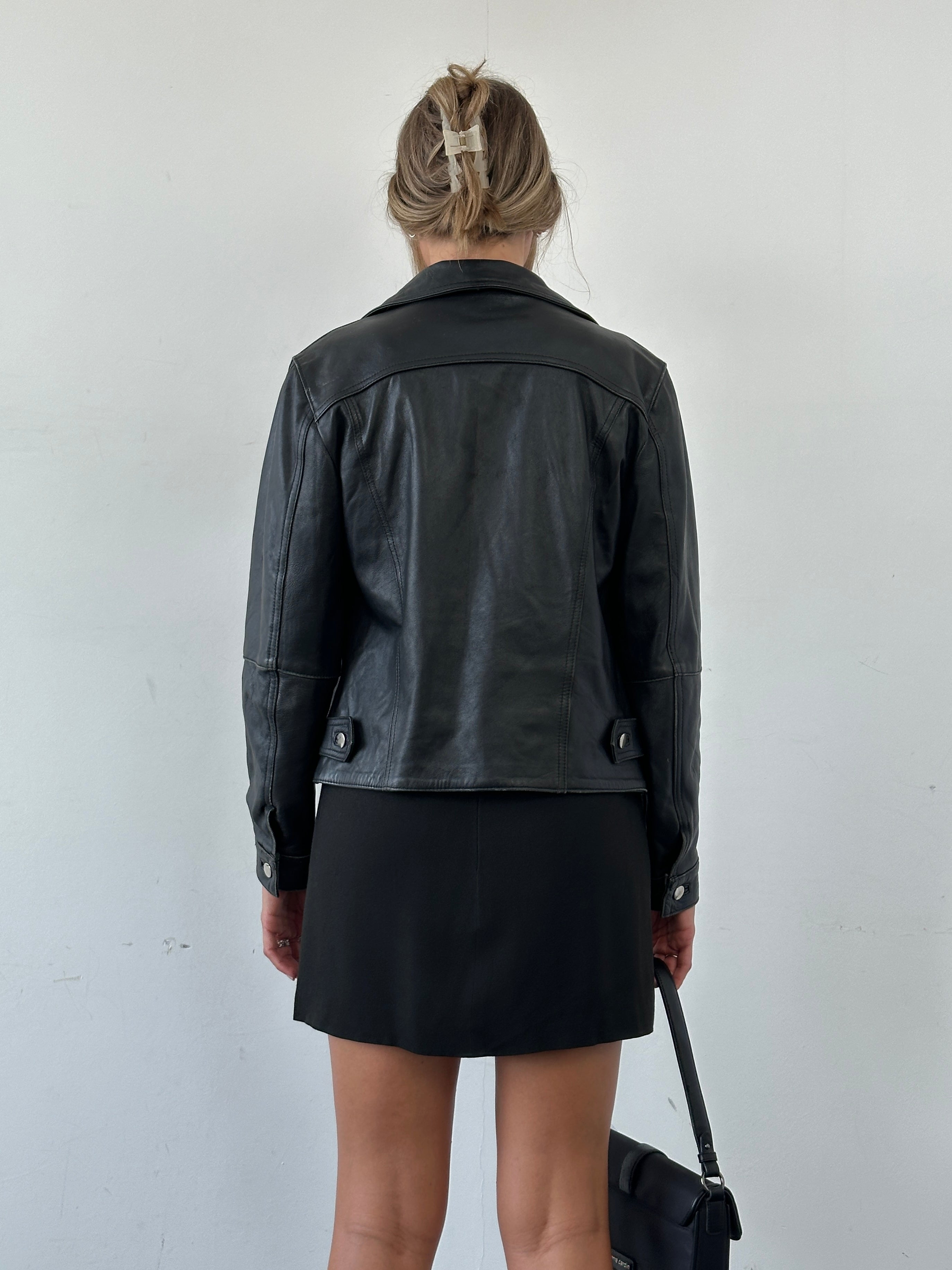Vintage Italian vintage leather button-up jacket in size S/M, featuring classic craftsmanship and stylish design.