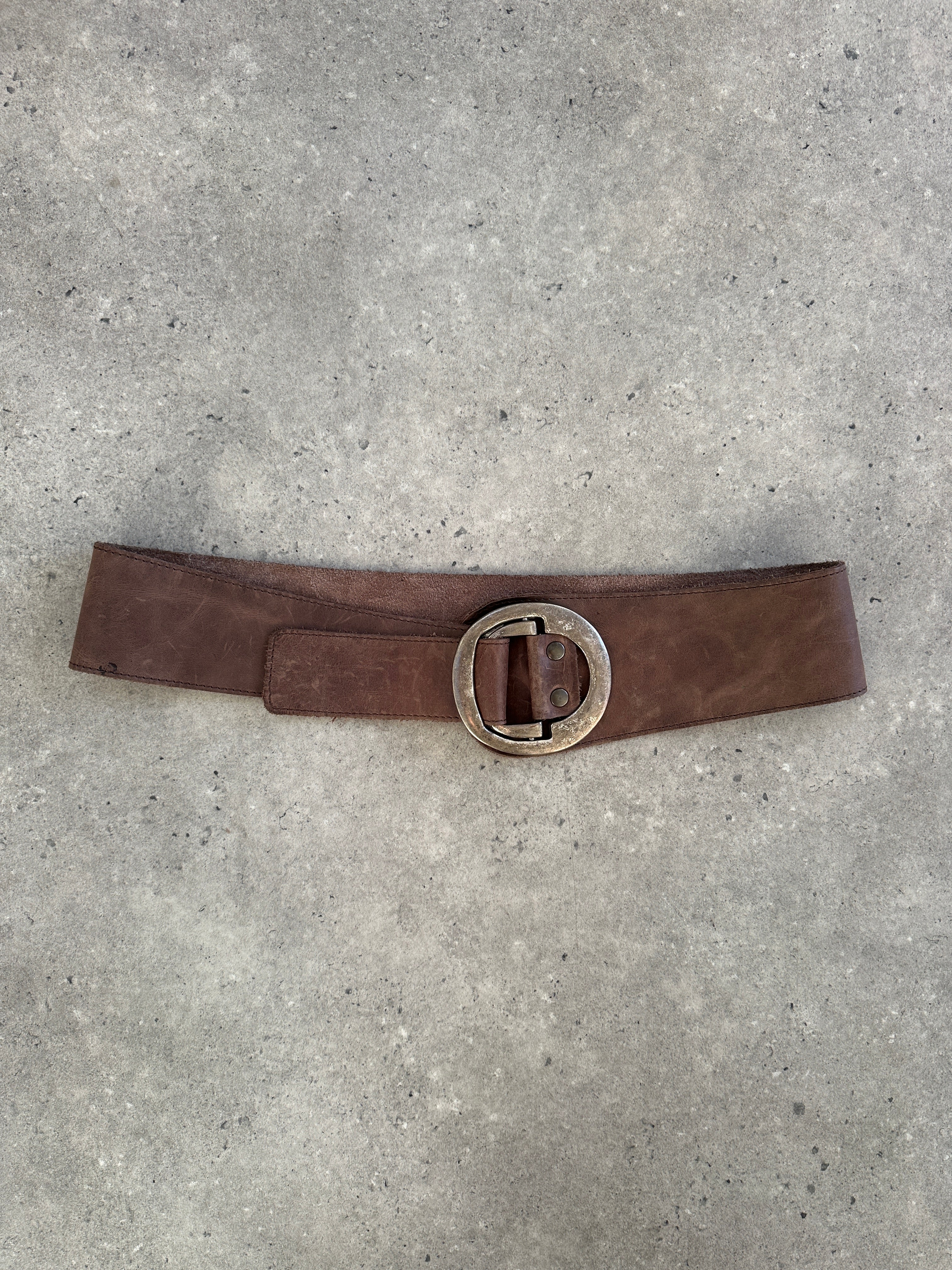 Vintage 1990s chunky leather belt with adjustable W35-38, featuring a classic design and durable construction.