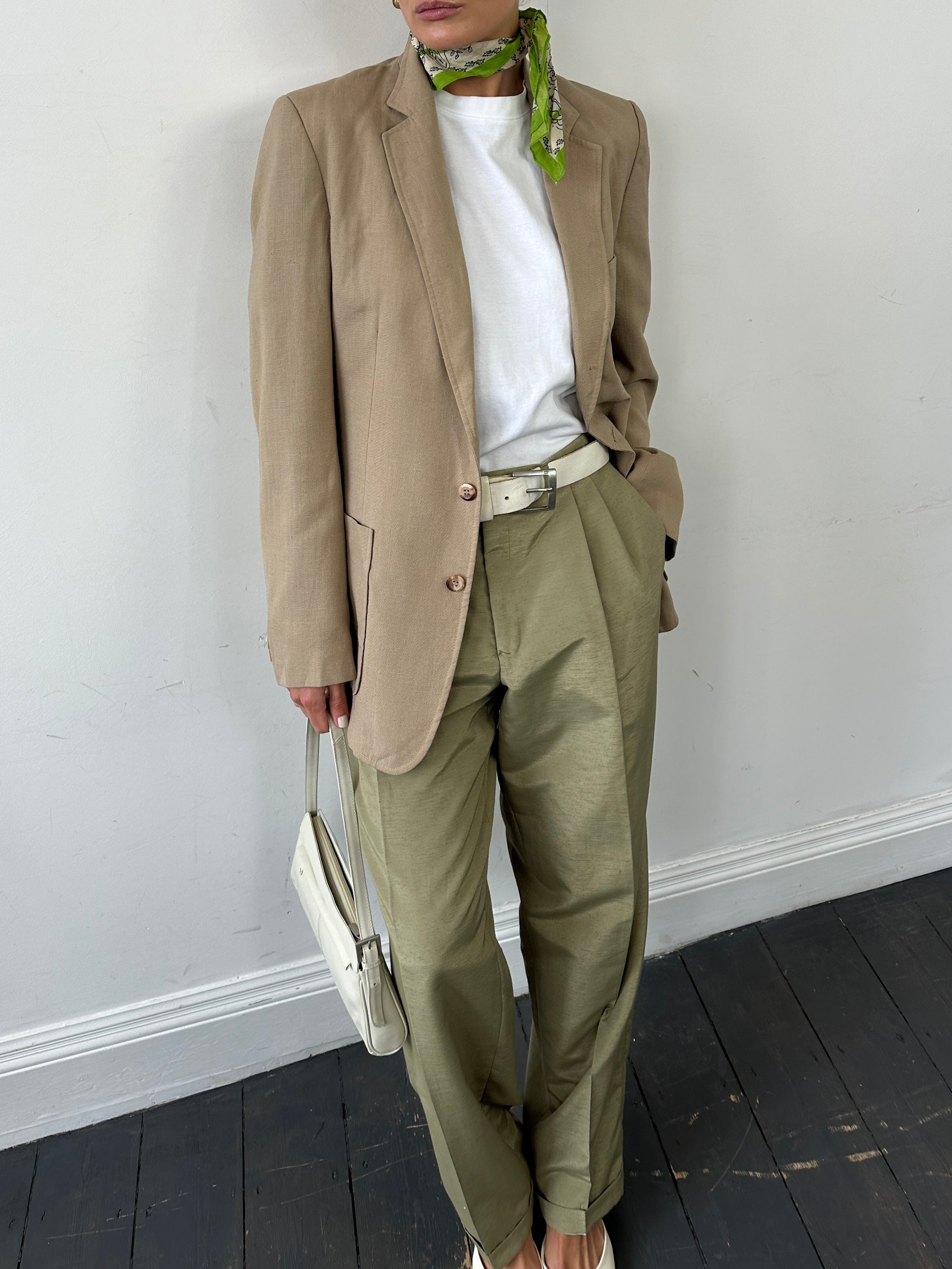 Vintage linen single-breasted blazer in size M, featuring a classic tailored fit and neutral color, displayed on a hanger.