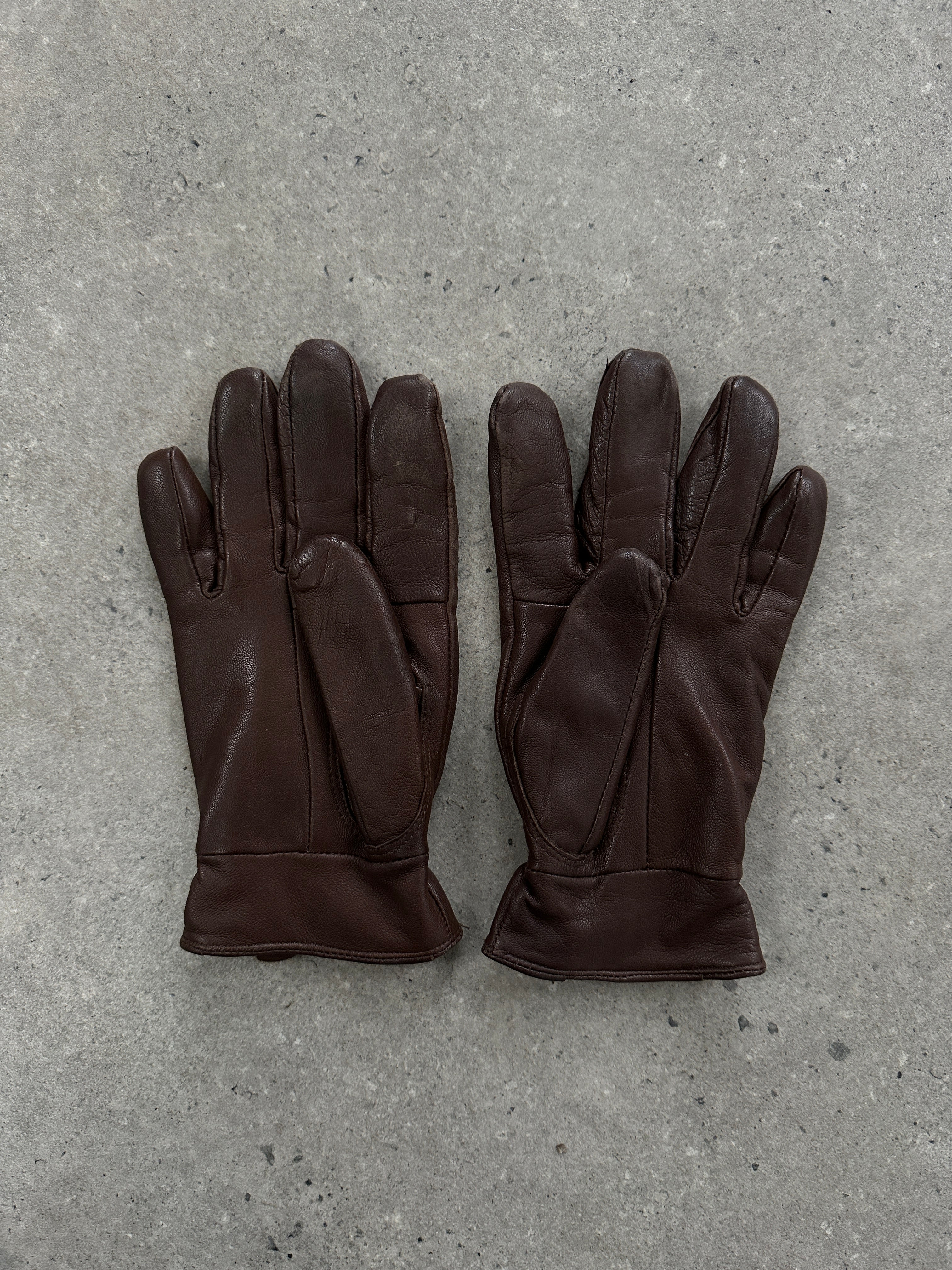 Vintage leather gloves in size M, shown in the image, featuring classic stitching and a smooth, high-quality leather finish.