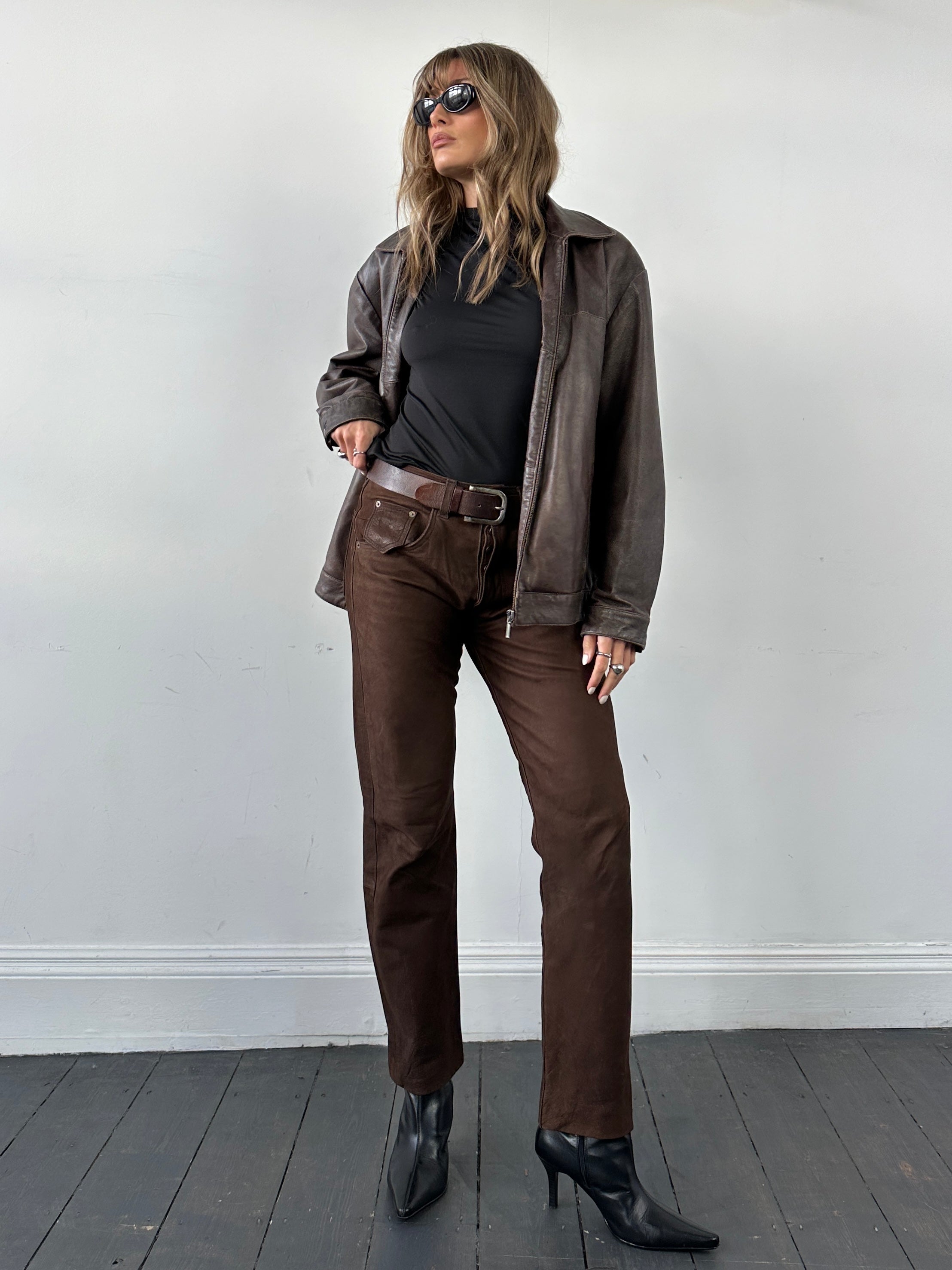 Vintage distressed leather jacket in size M/L, featuring a rugged, worn-in look with classic style and detailed stitching.