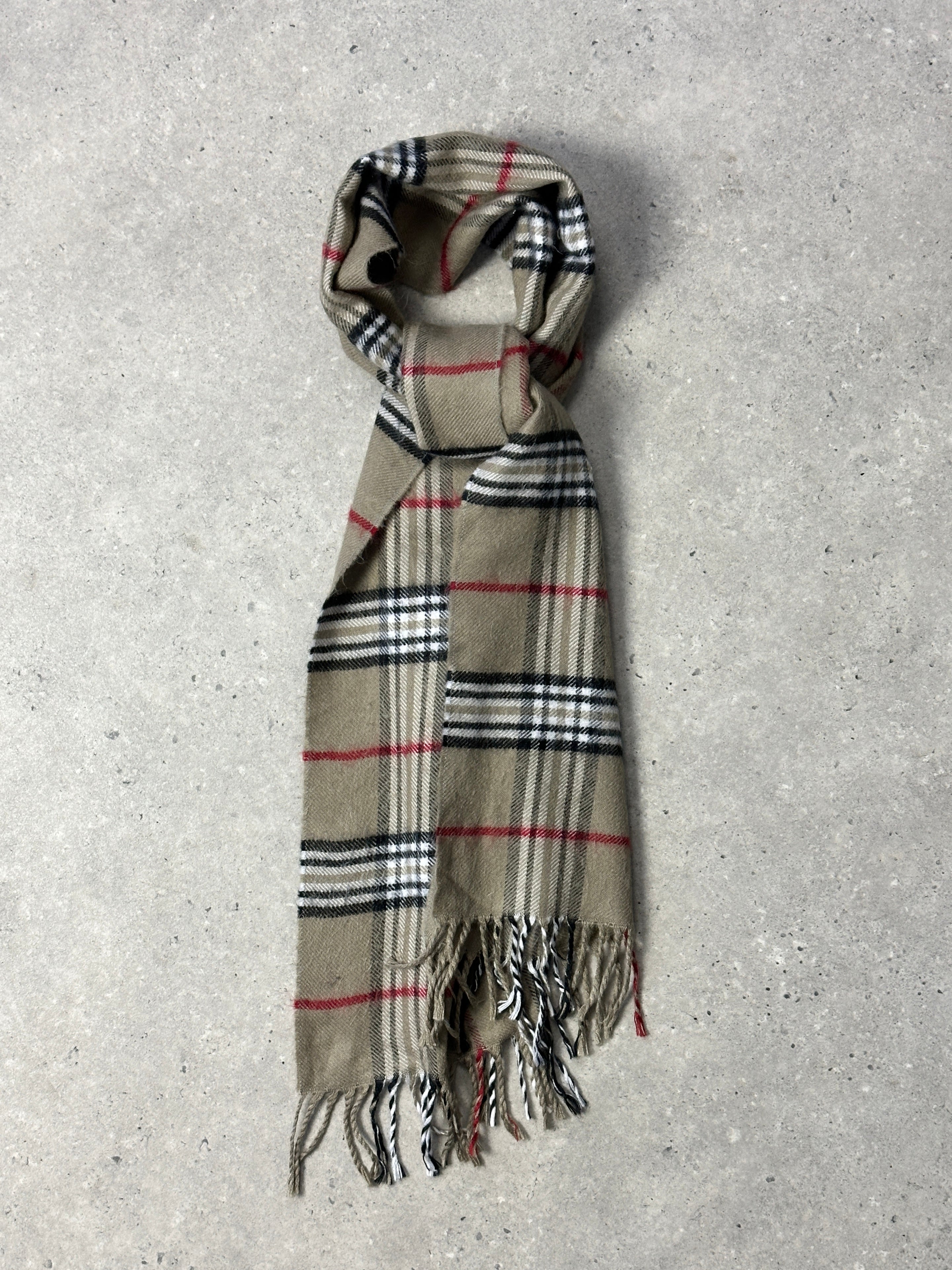 Vintage check tassel scarf with fringed edges, featuring a classic pattern and soft fabric for stylish warmth.