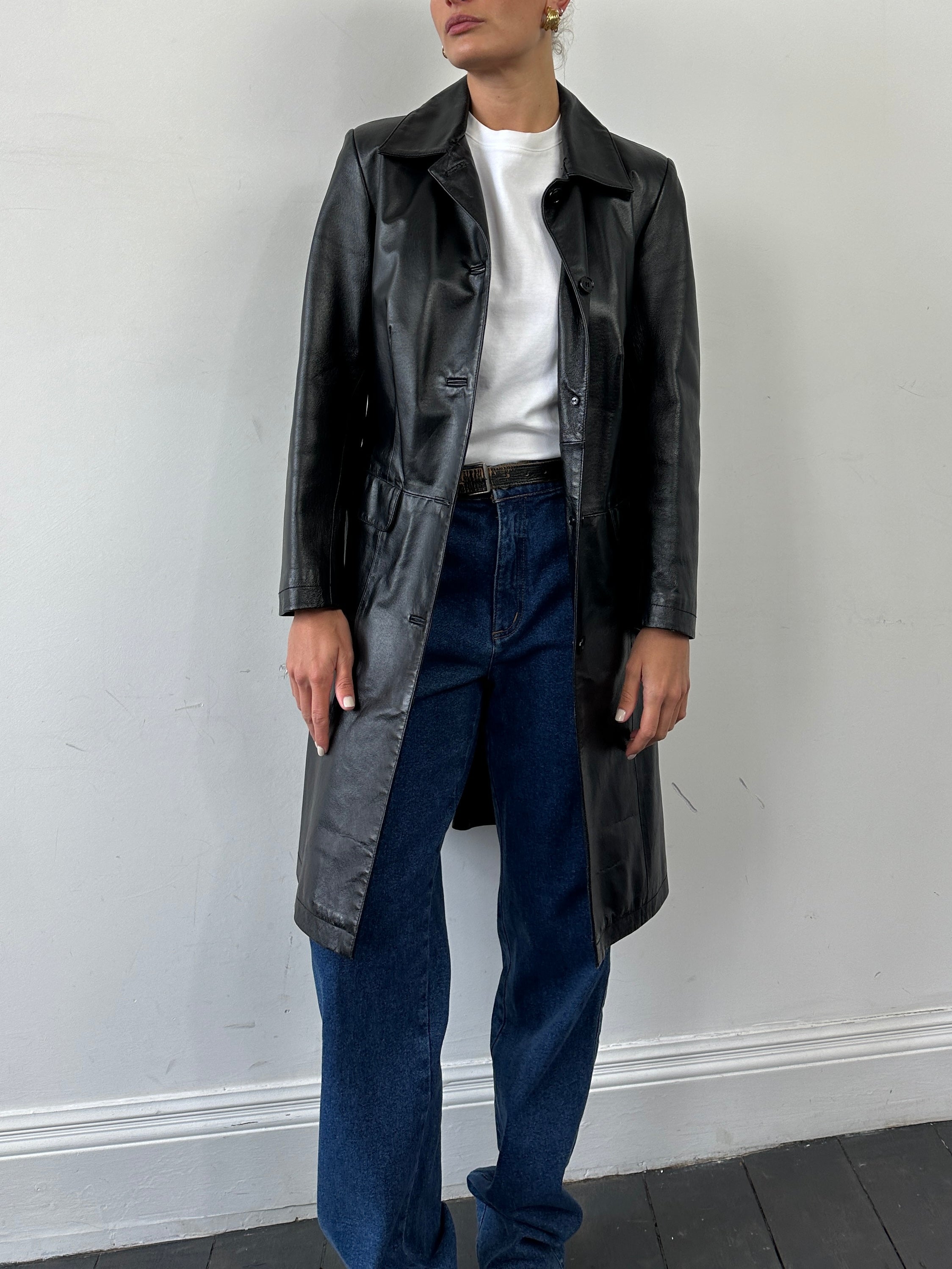Vintage Italian single-breasted leather trench coat in size S, stylish vintage coat with classic design and leather material.
