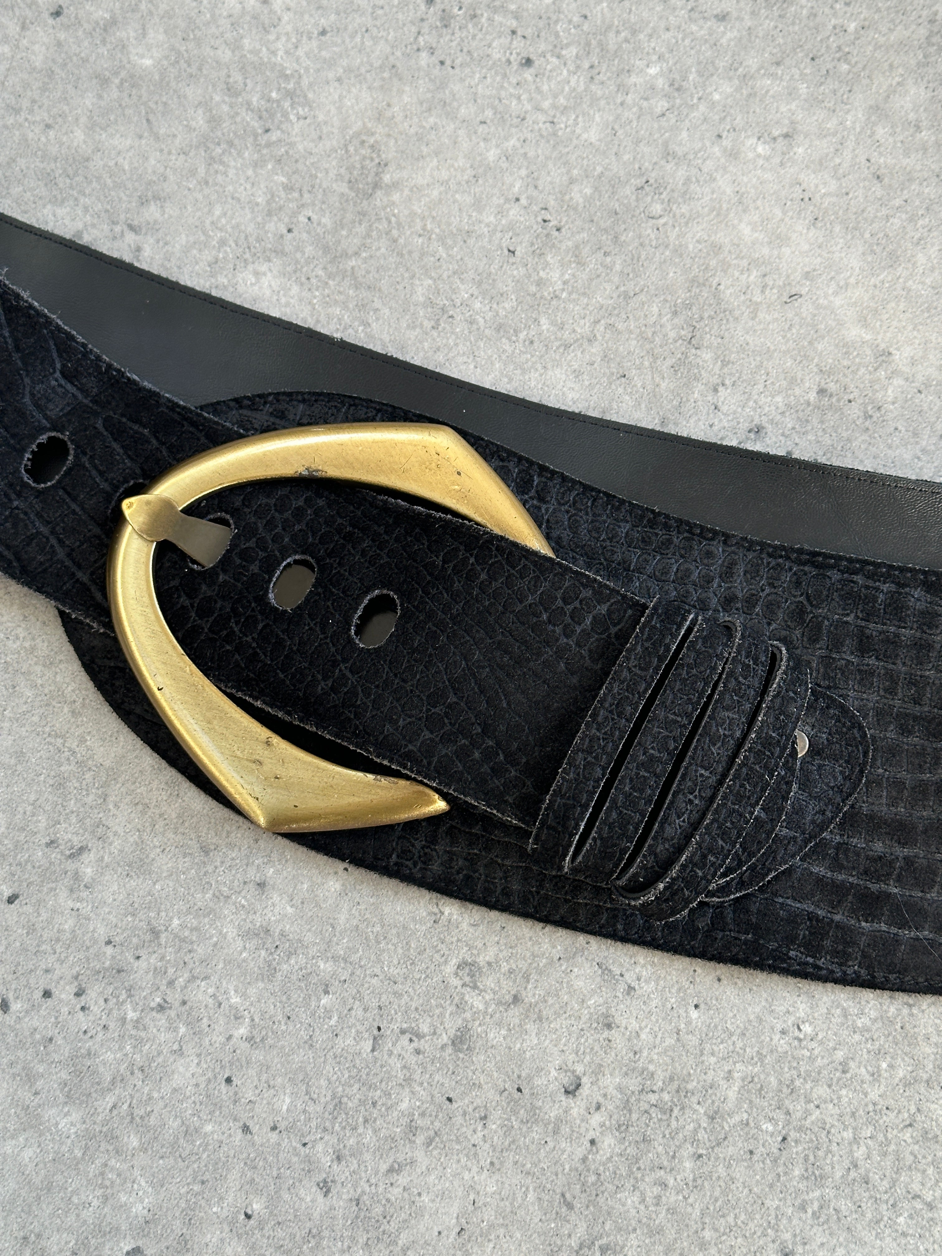 Vintage 1990s chunky textured faux leather belt with metal buckle, adjustable W30-36, in a retro style.