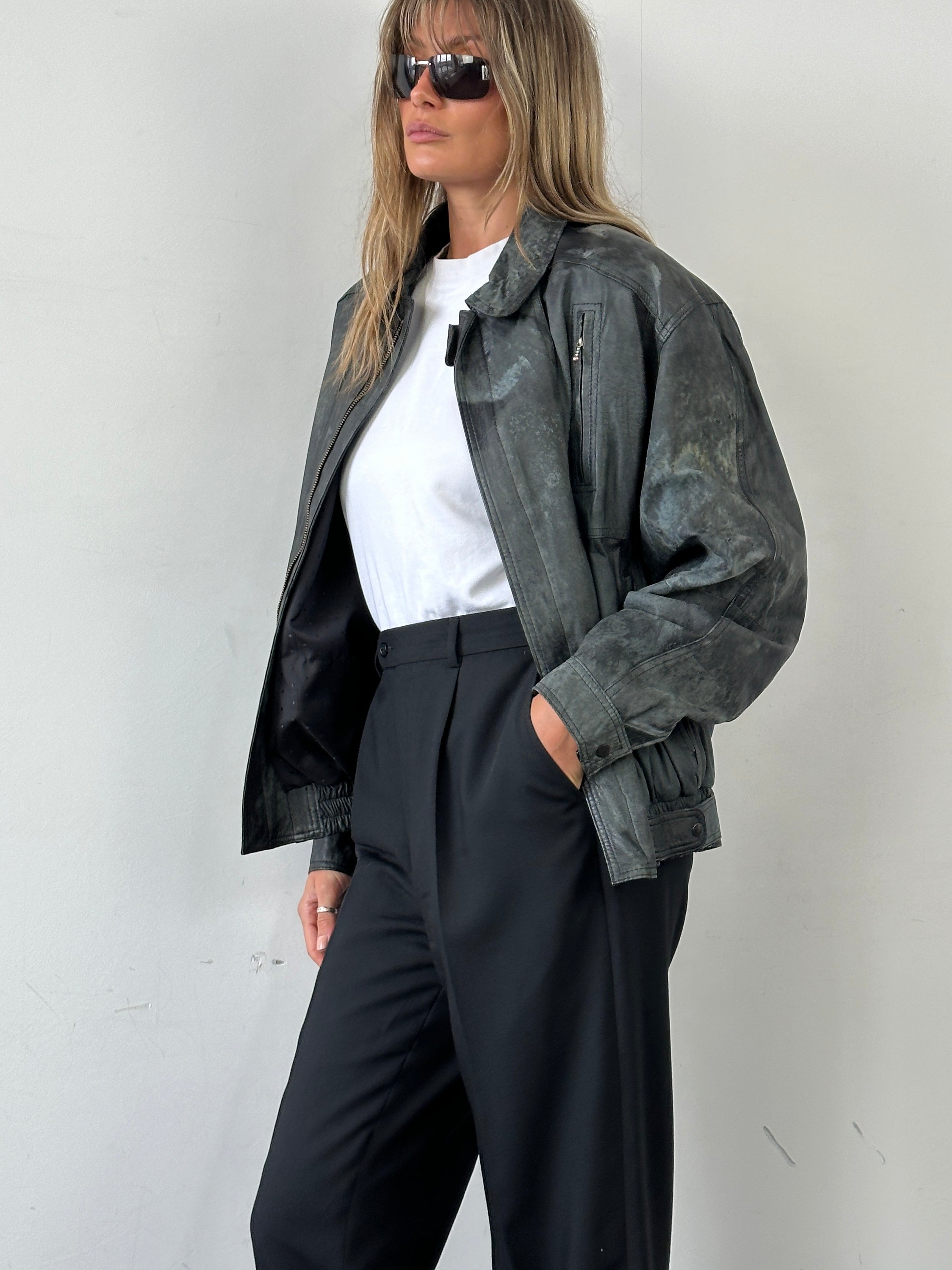 Vintage distressed marbled leather jacket in size M, stylish and rugged men's outerwear with textured leather finish.