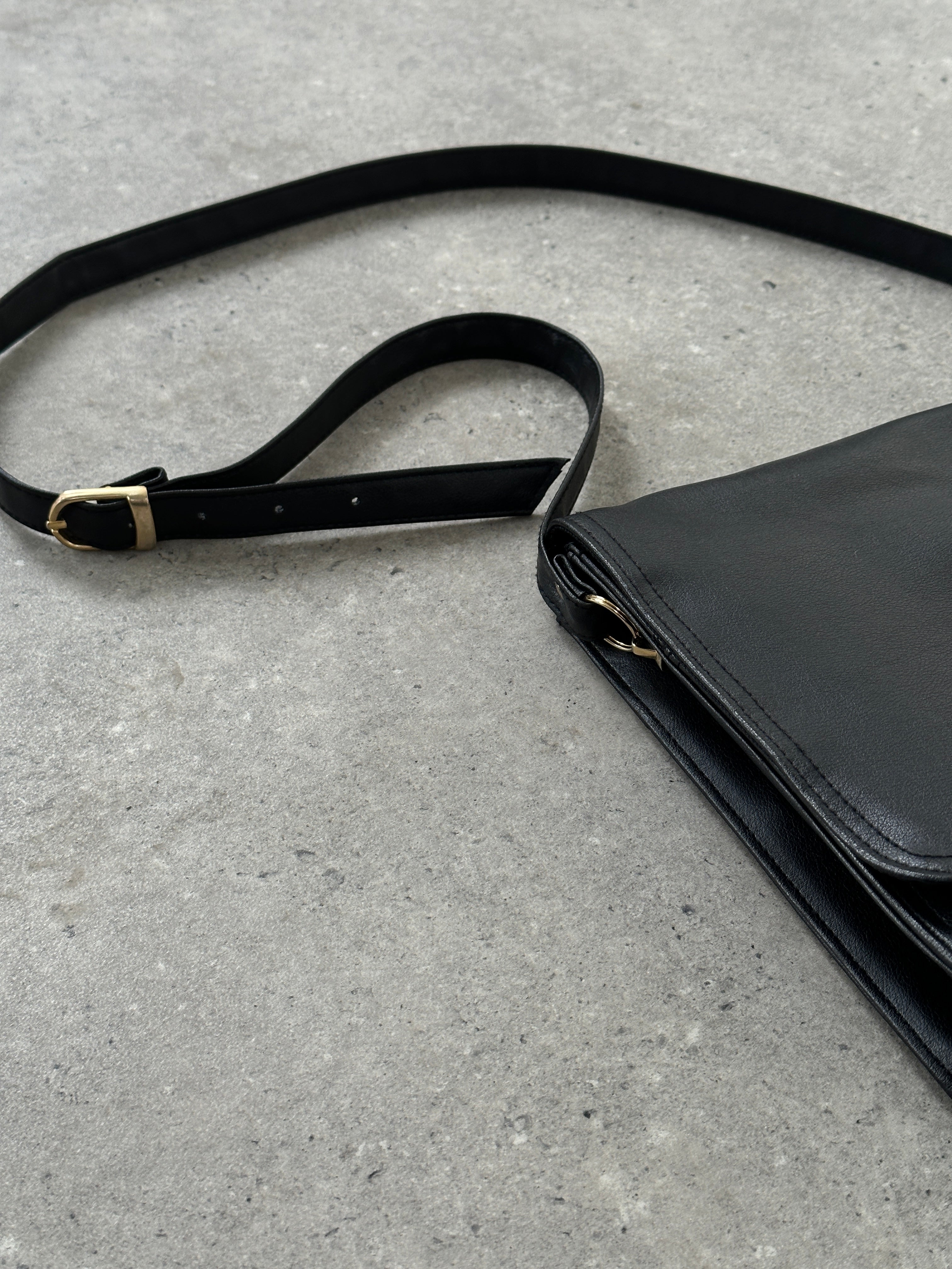 Vintage faux leather crossbody bag with adjustable strap and classic design, perfect for casual or evening wear.