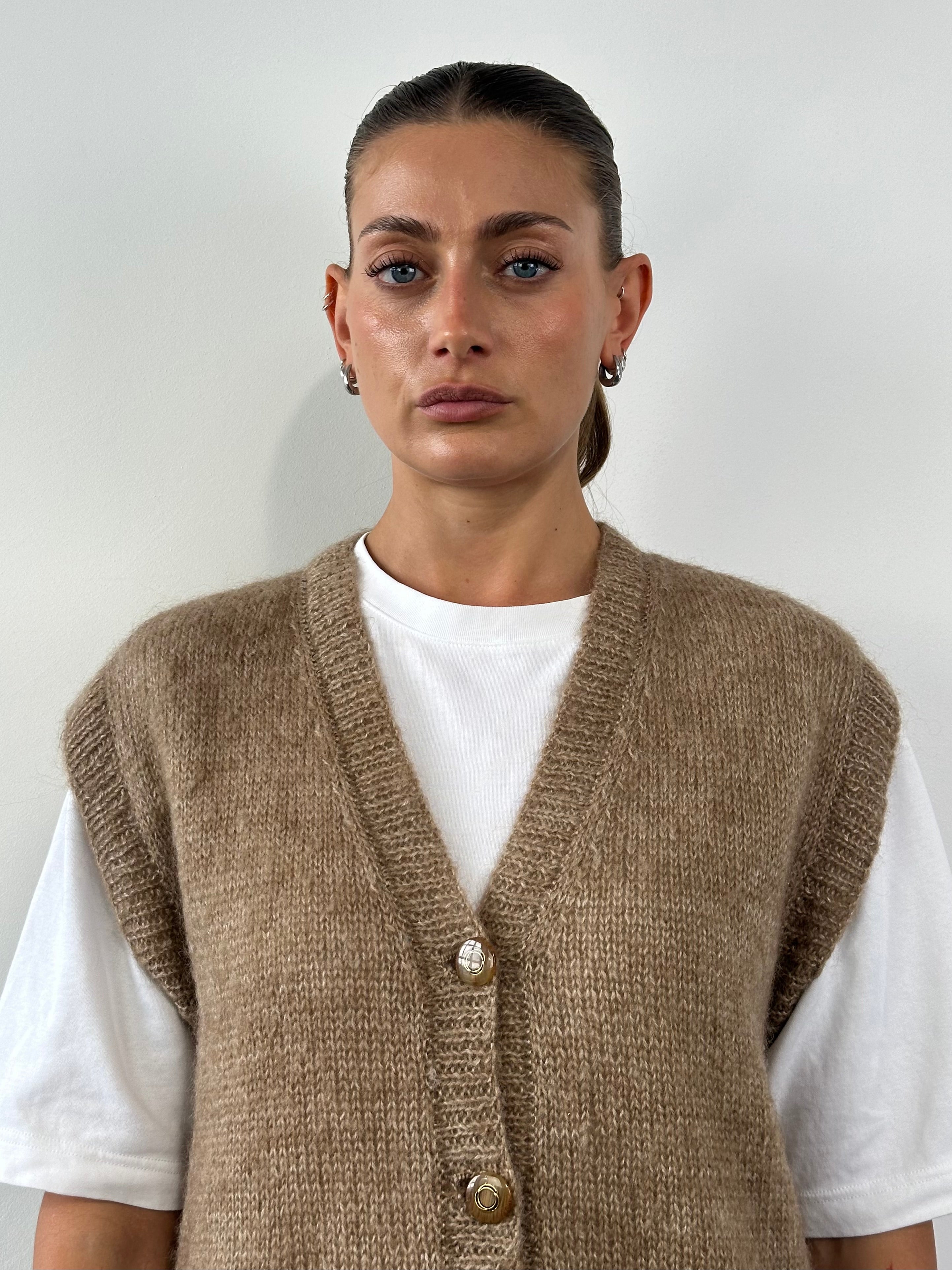 Vintage mohair sleeveless cardigan in size L, soft and cozy knit with a classic design, displayed on a neutral background.