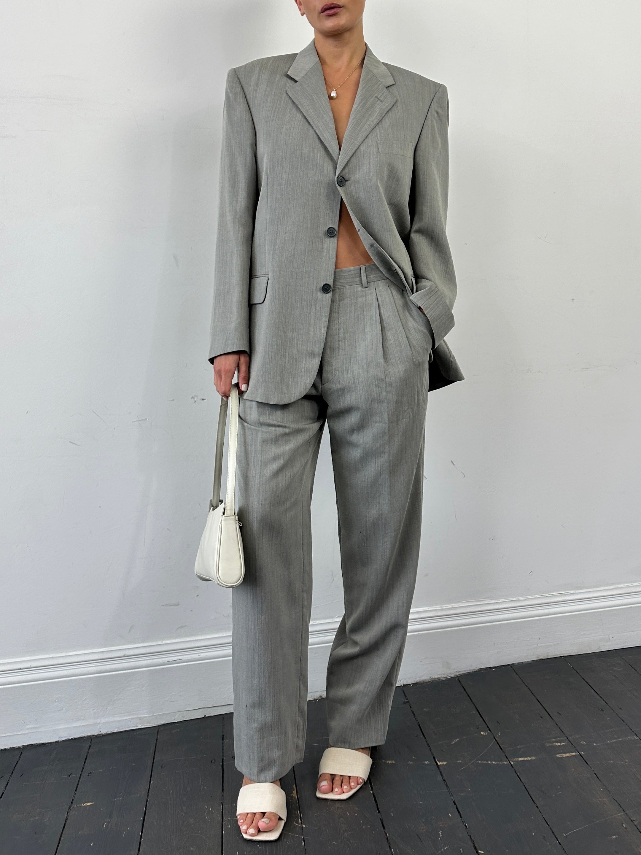 Vintage Italian vintage pure wool single-breasted suit jumpsuit in size 40R/W32, tailored with classic lapels and structured fit.
