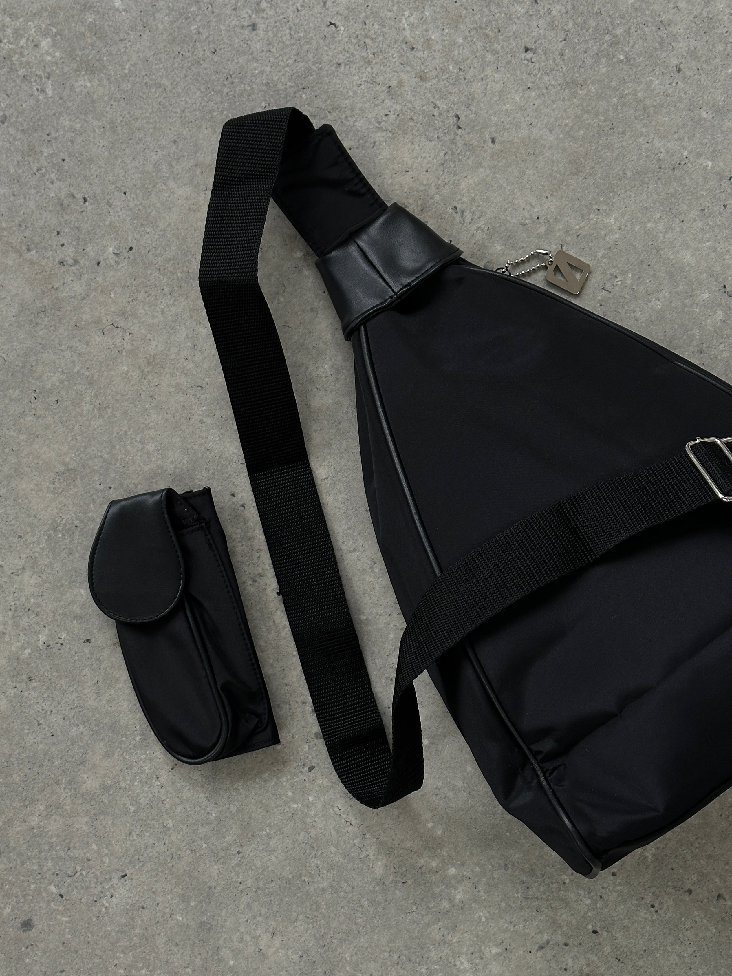 Vintage sling bag featuring a classic design with adjustable strap and stylish leather accents.