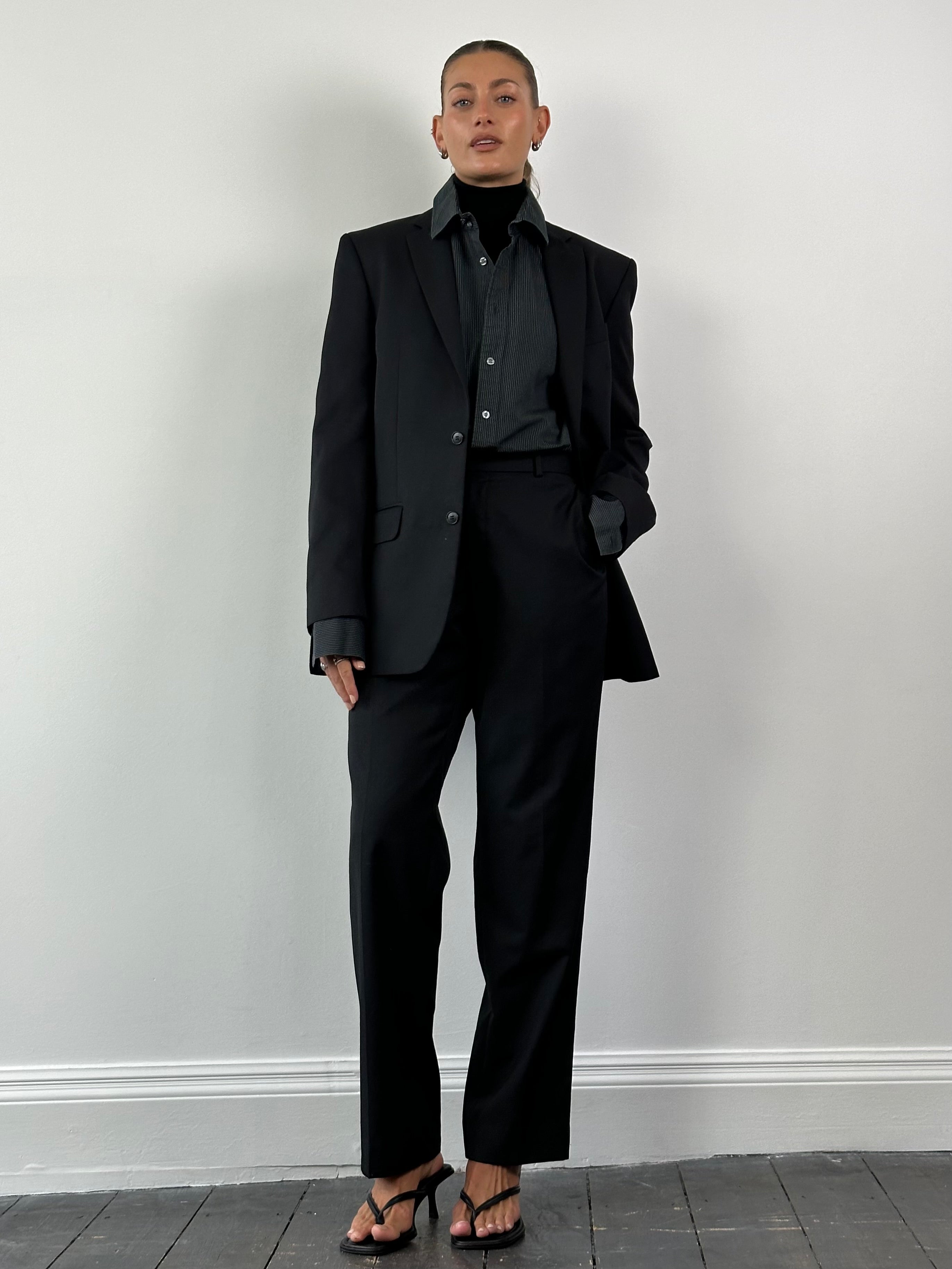 Pierre Cardin wool single-breasted suit in size 38L/W36, tailored fit with classic lapel and matching trousers, on a mannequin.