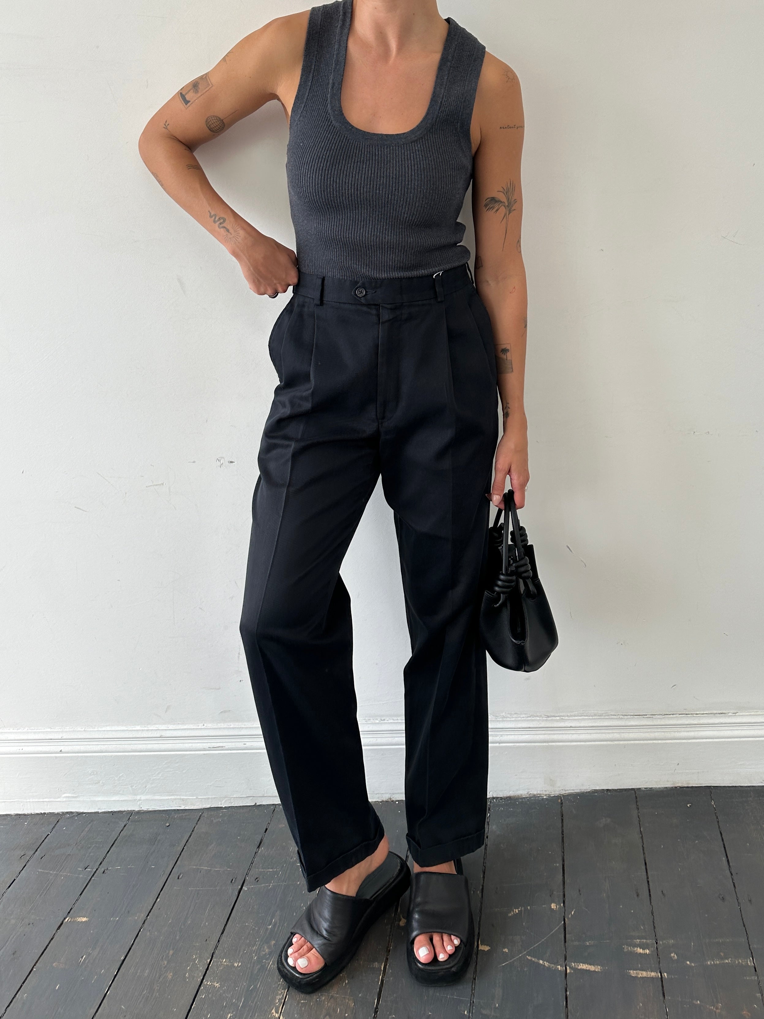 Vintage high waisted pleated trousers made of Pima cotton, featuring a classic fit and W32 waist in a vintage style.