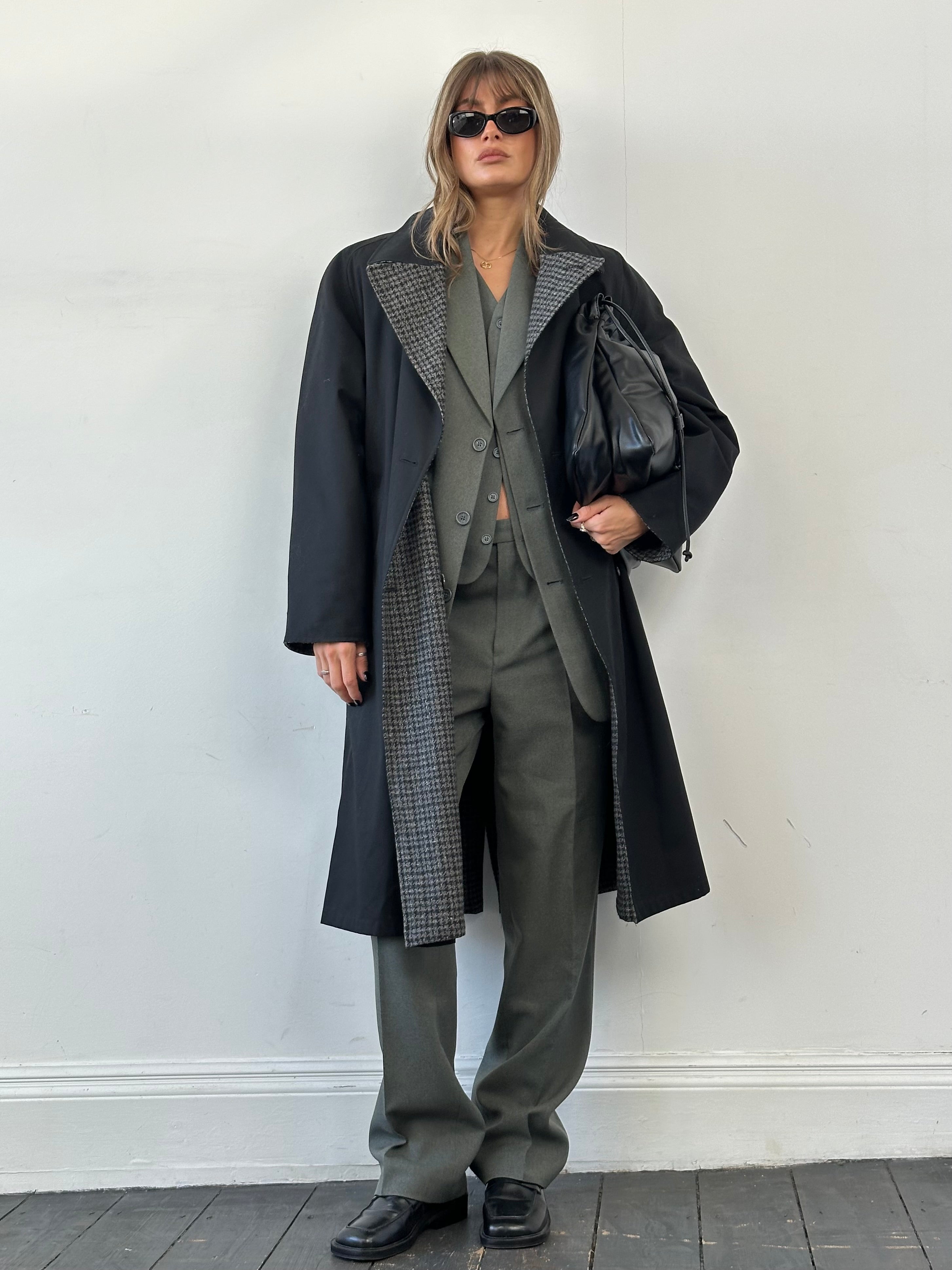 Vintage reversible wool trench coat with belt, oversized XL, featuring classic design and warm, durable fabric.