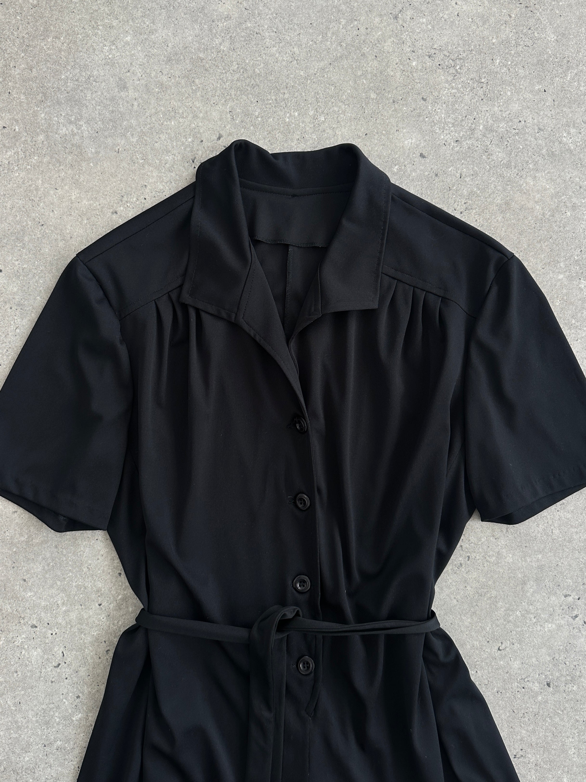Vintage 1990s belted short sleeve midi shirt dress with collar and button details, in a classic vintage style.