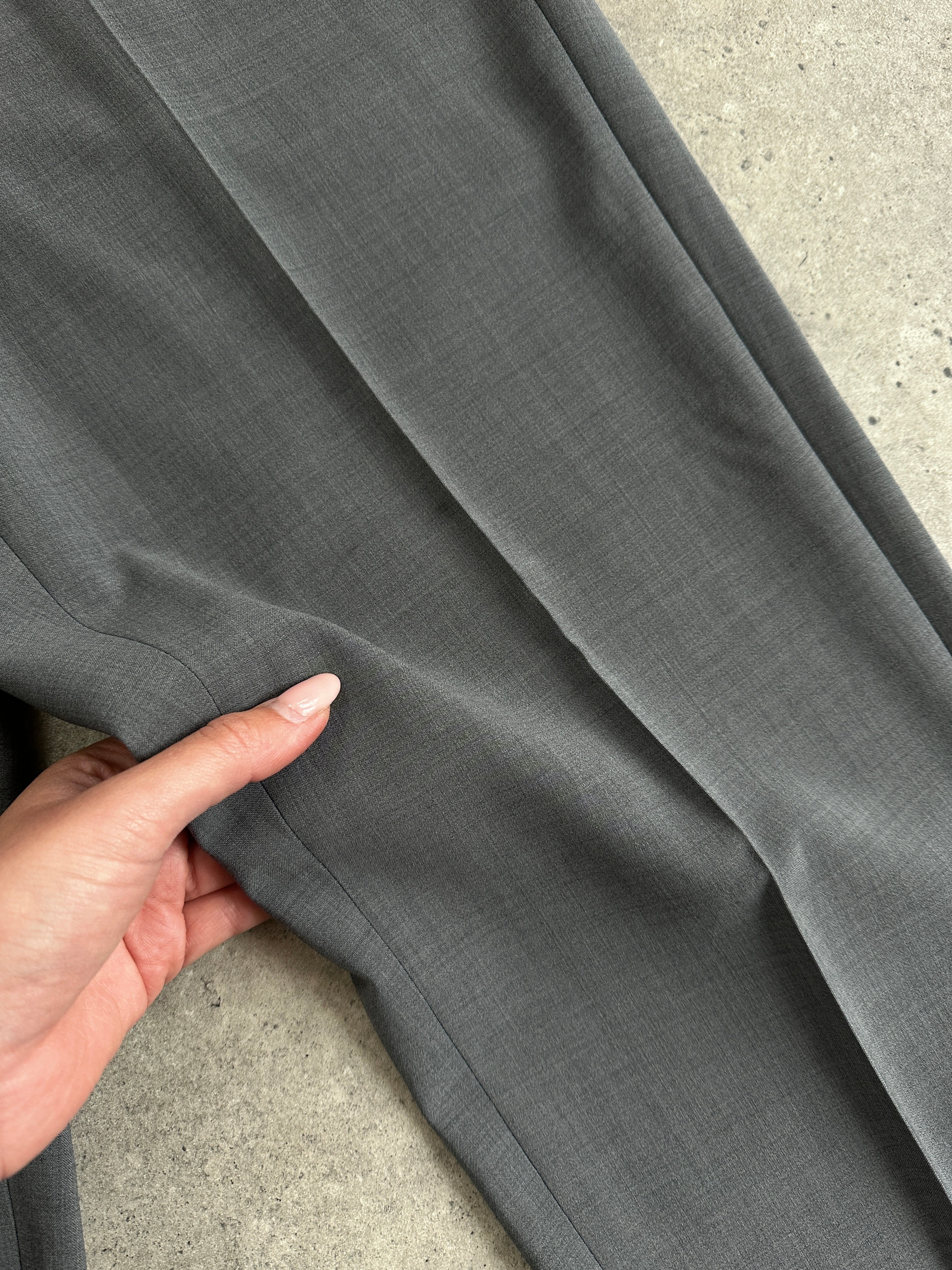 Emporio Armani pure wool high-waisted tailored trousers in W32, showcasing a sleek fit and classic design.