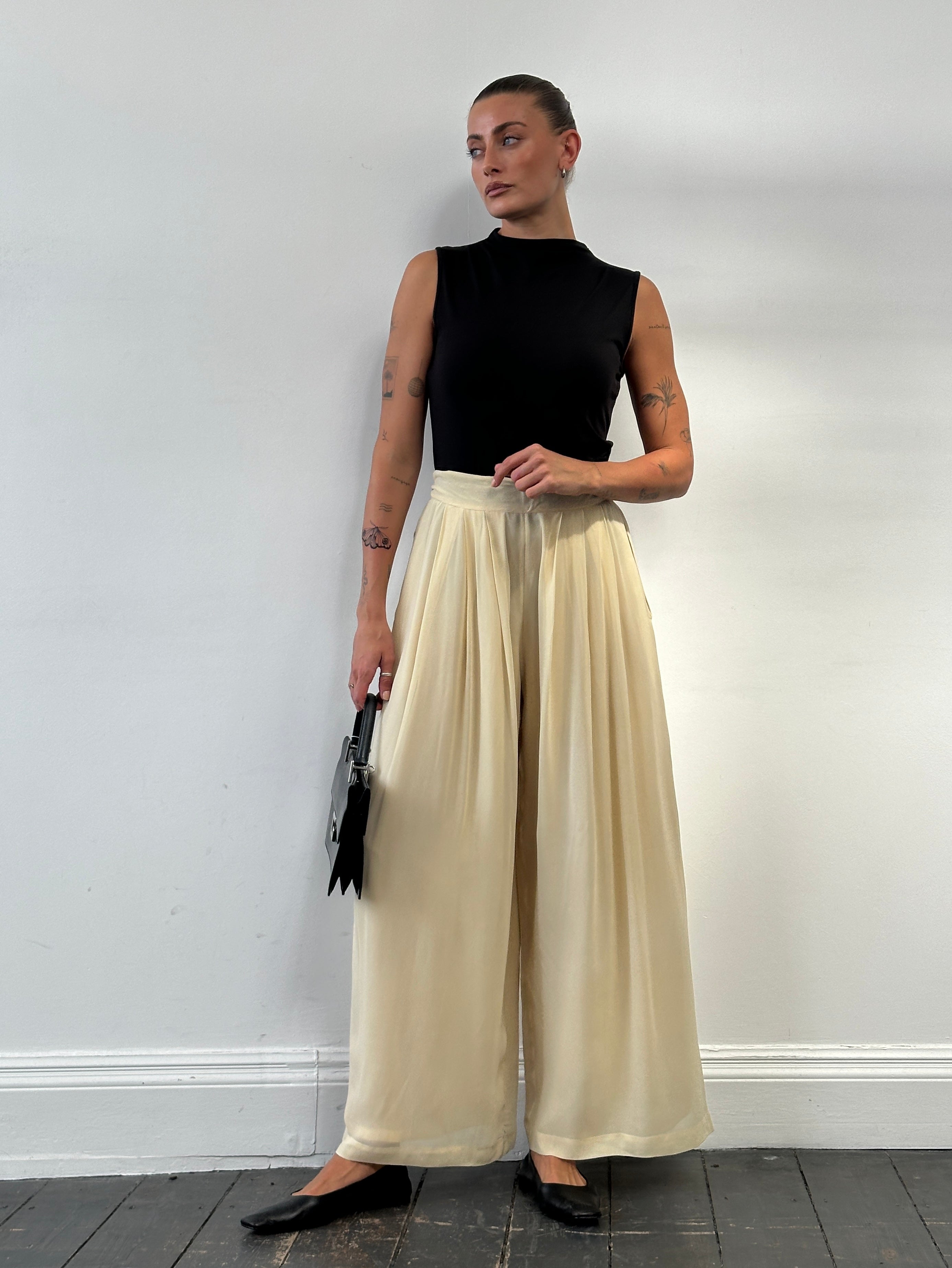 Marella wide leg high waisted palazzo trousers in tailored style, shown in W26 size with flowing fabric and classic design.