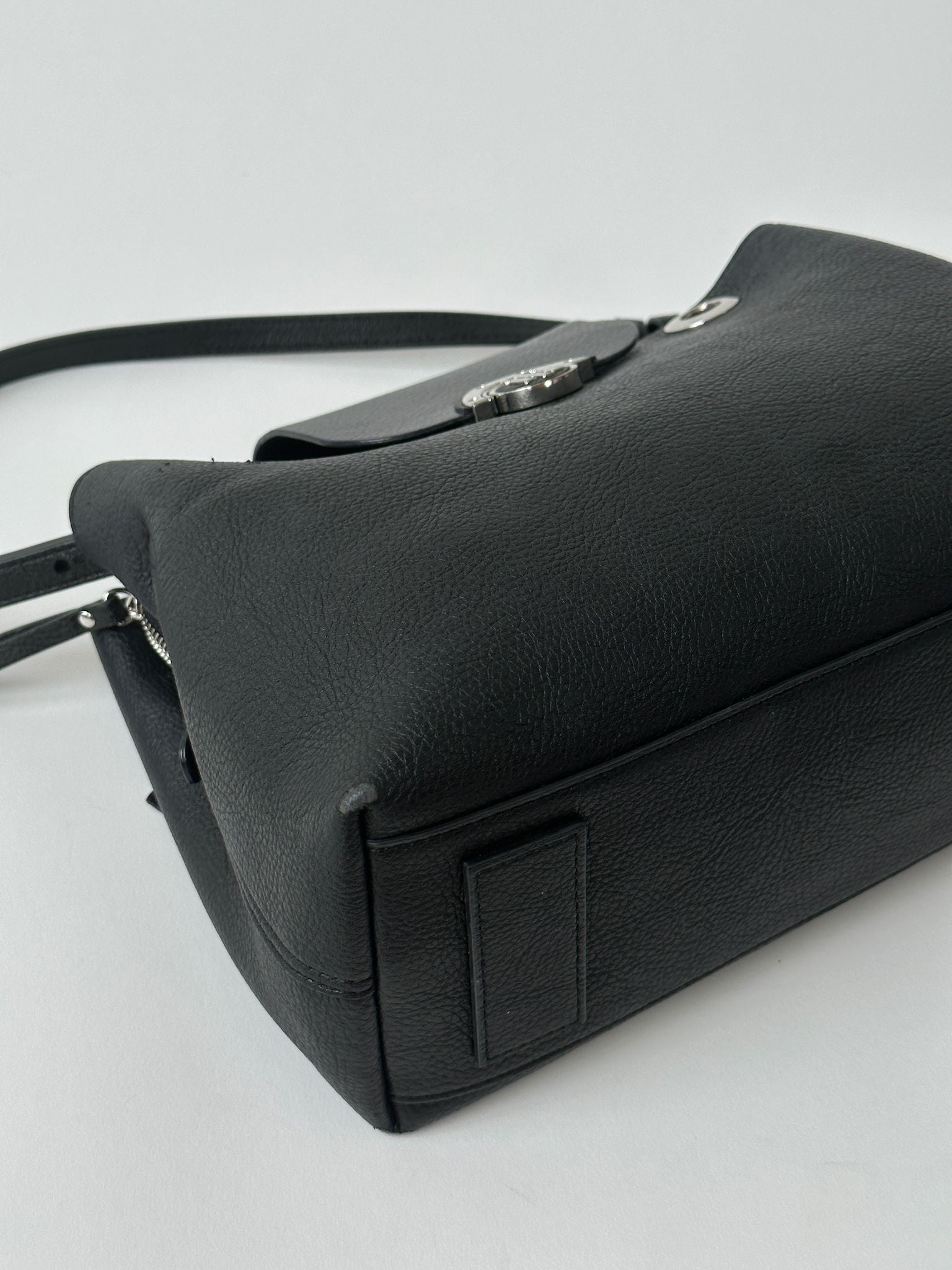 Tommy Hilfiger crossbody bag featuring a sleek design with adjustable strap and signature logo details, black color.