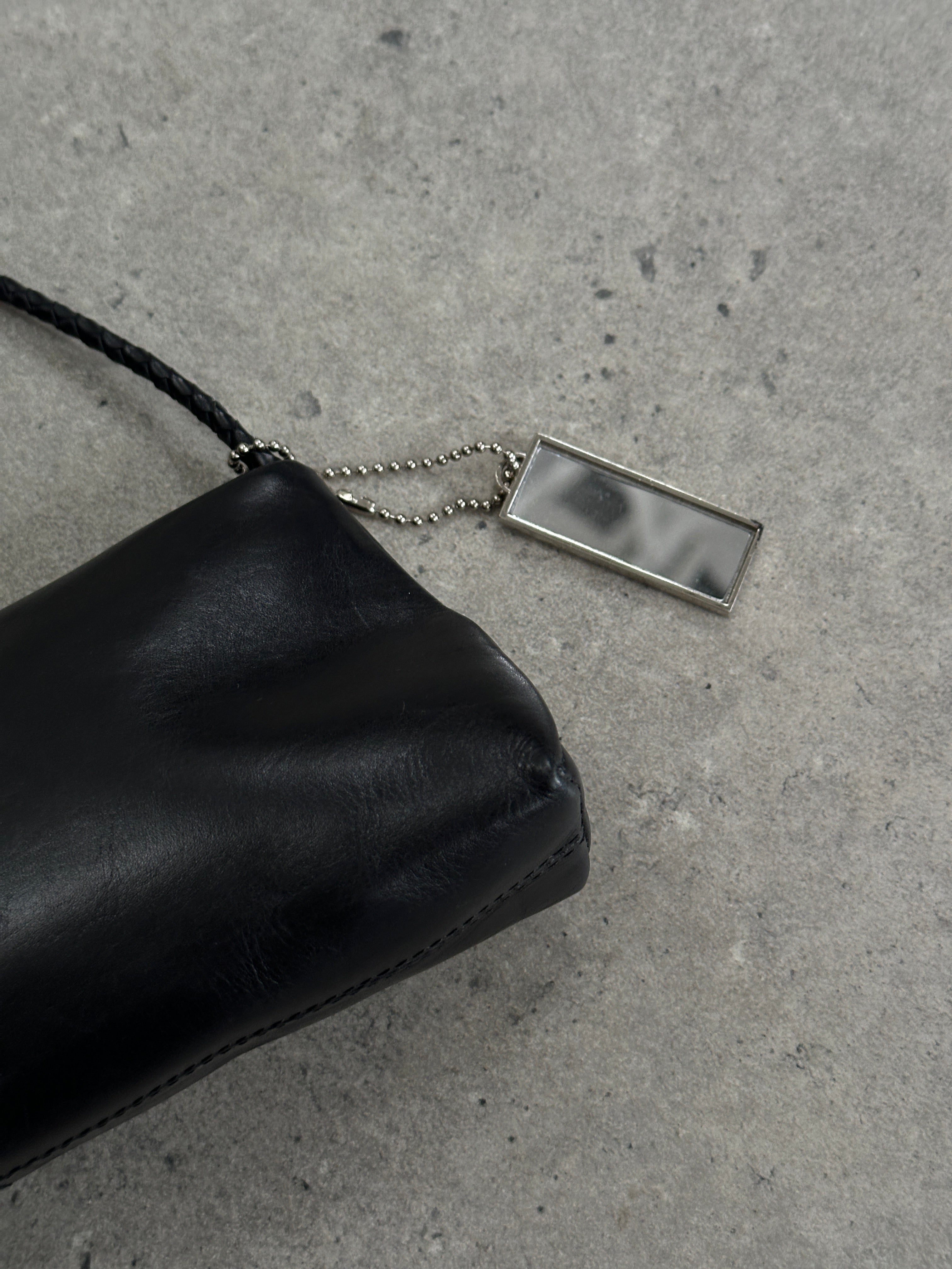 Vintage leather shoulder bag with adjustable strap and classic design, perfect for everyday use and stylish accessorizing.