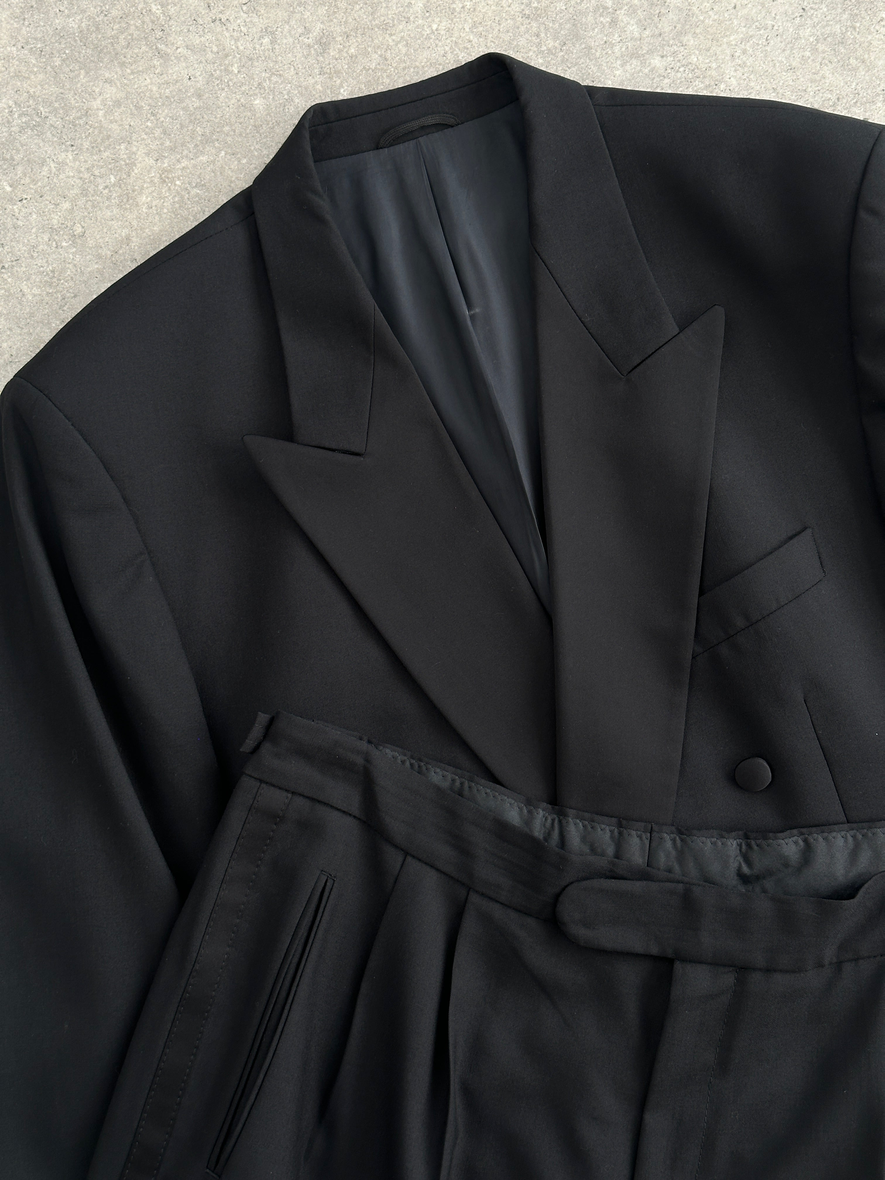 Vintage 1990s pure wool double-breasted tuxedo suit in size 46R with W34-36, featuring classic tailored style and formal design.