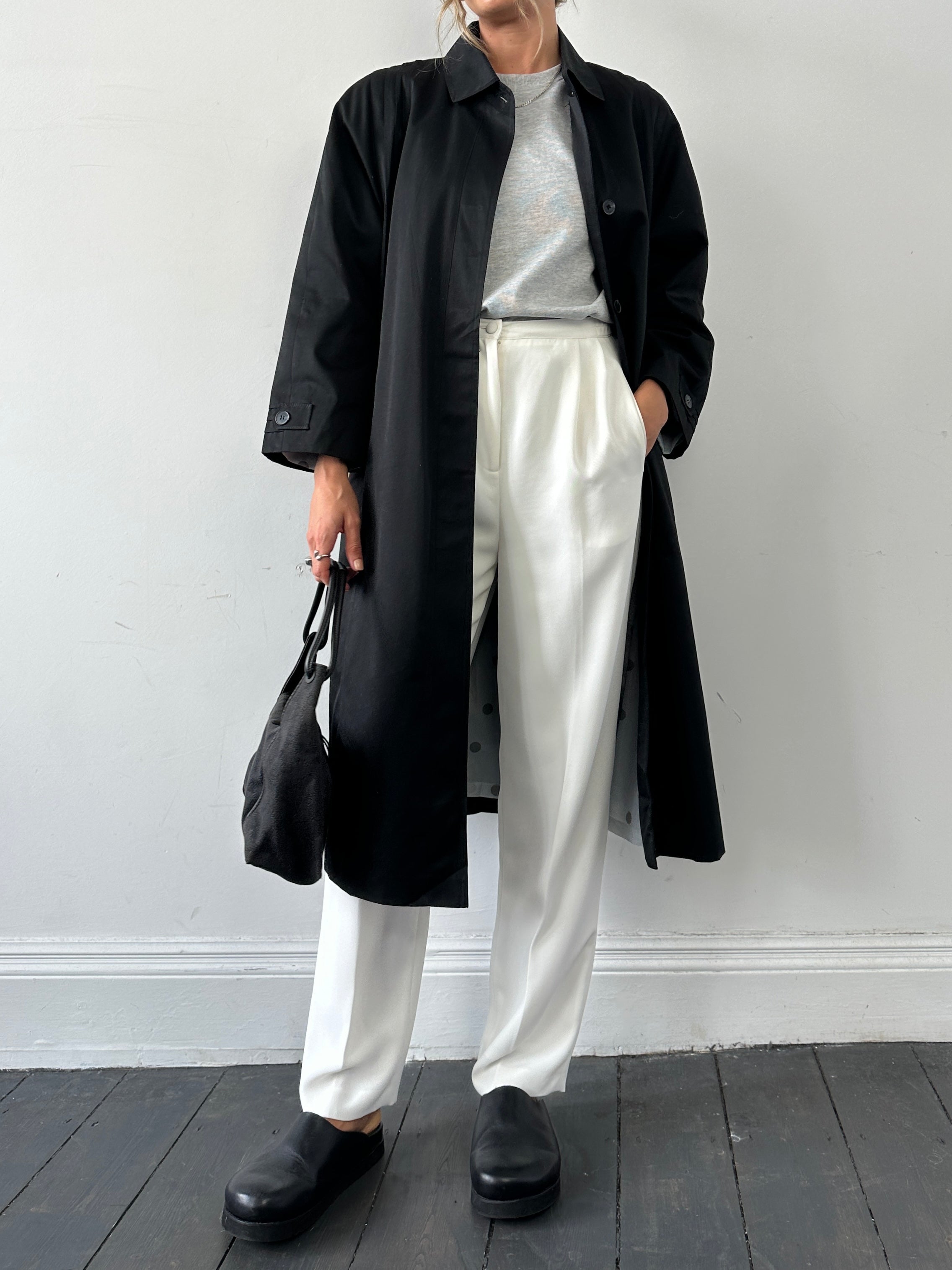 Vintage brand vintage pleated cotton trench coat in size M, showing classic design with pleats and a stylish collar.
