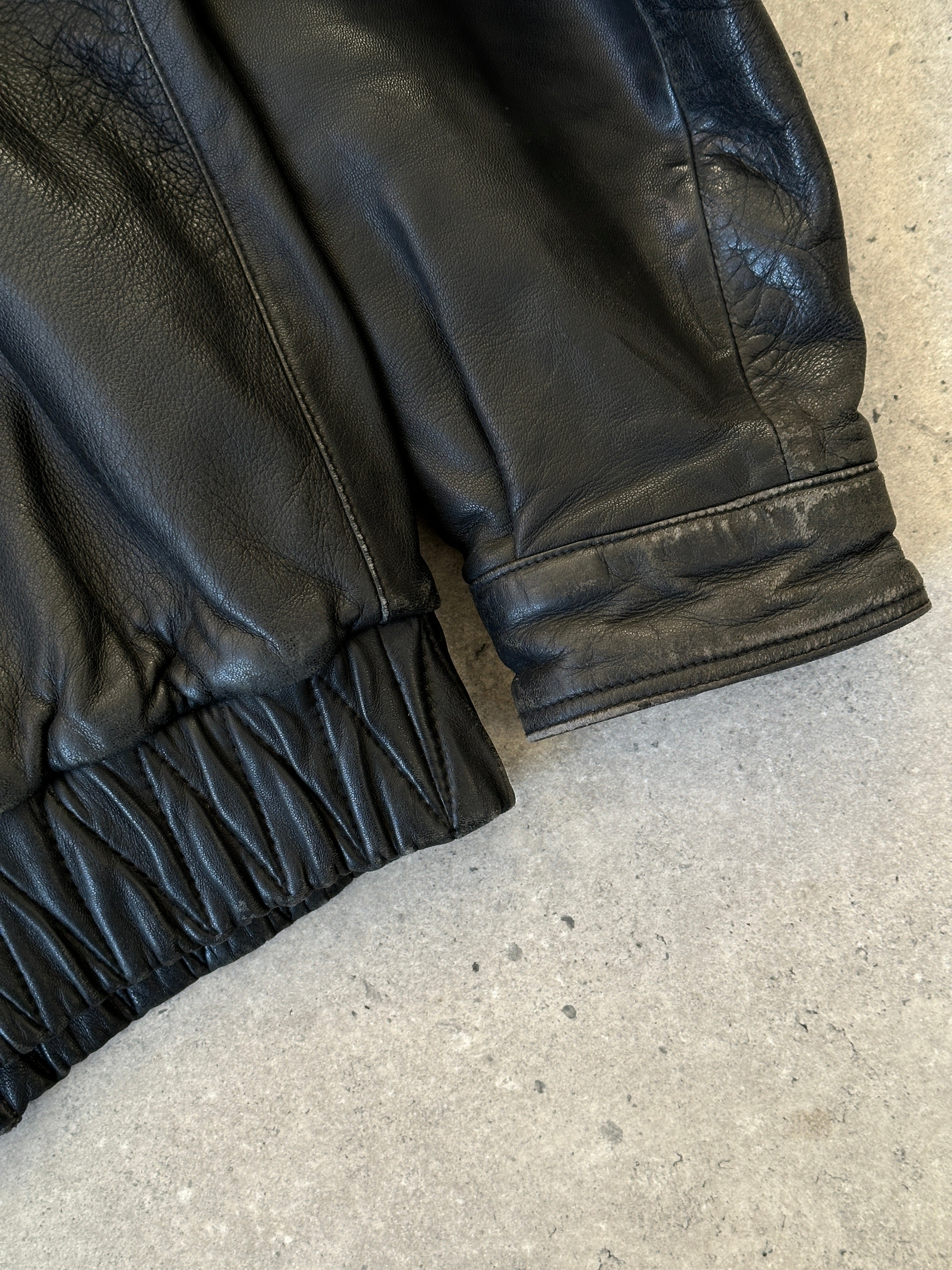 Vintage Italian vintage smooth leather bomber jacket in size L, featuring classic design and elegant craftsmanship.