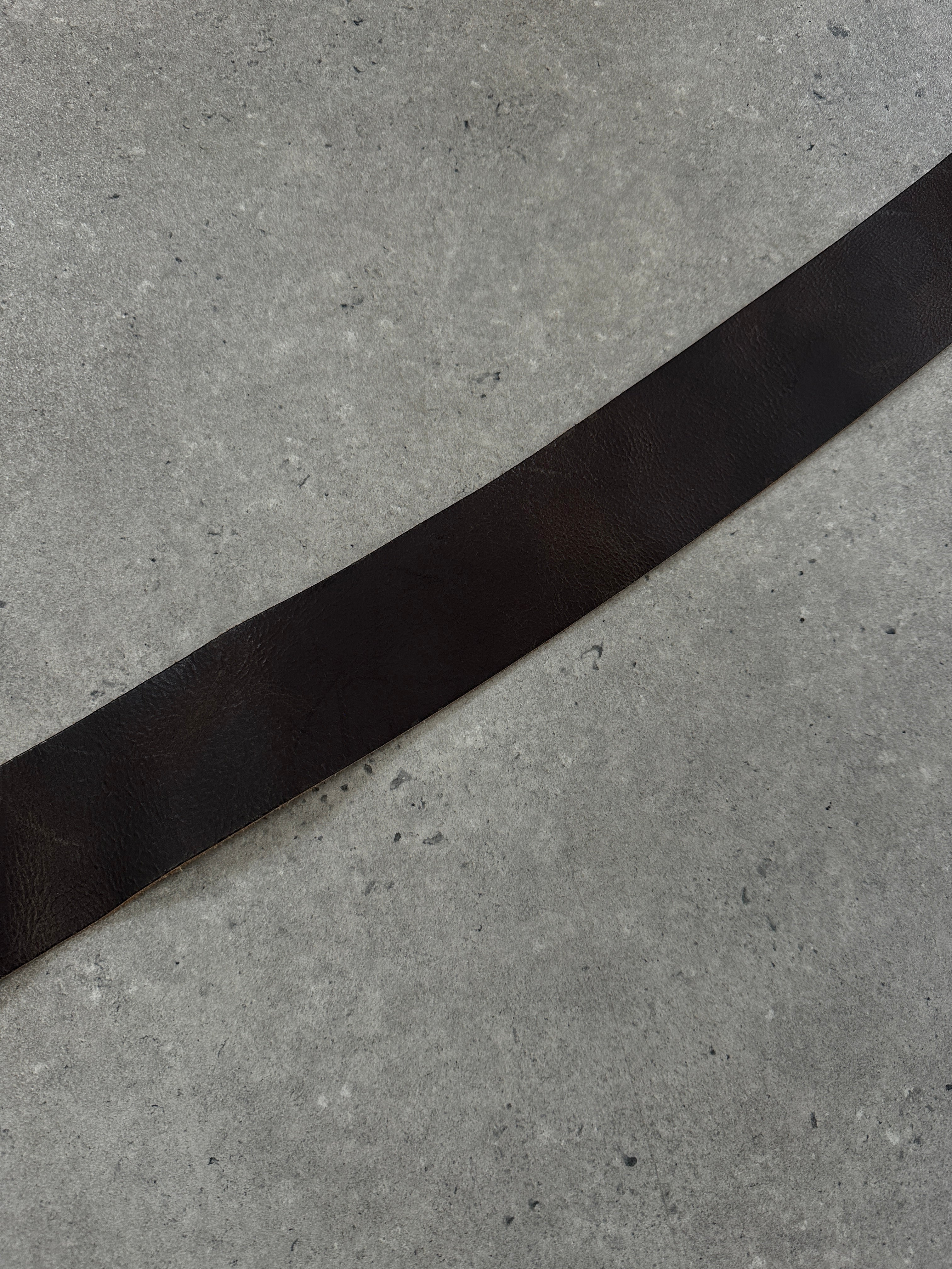 Vintage 1990s chunky leather belt with adjustable W34-36, featuring a classic buckle and distressed leather finish.