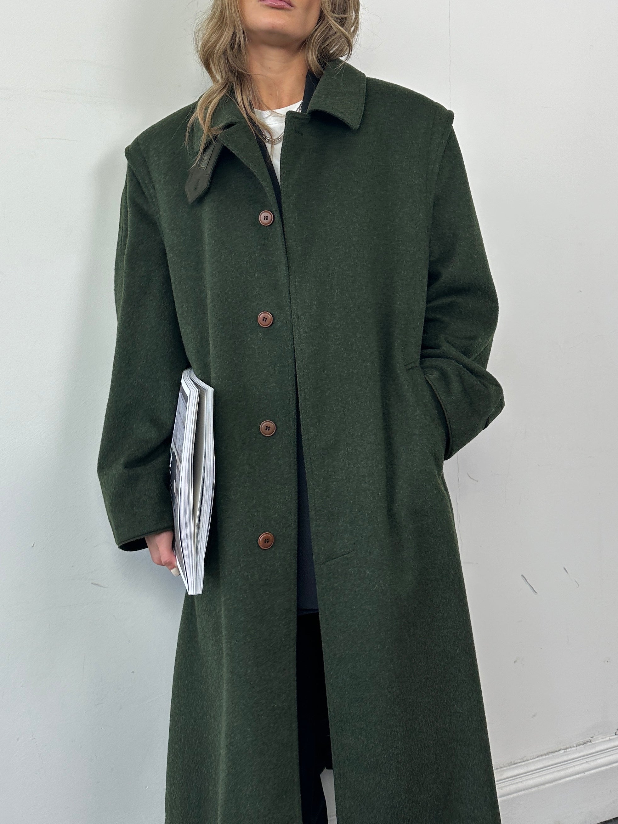 Vintage wool coat with concealed placket, single-breasted design in XL size, featuring a classic vintage style and tailored fit.