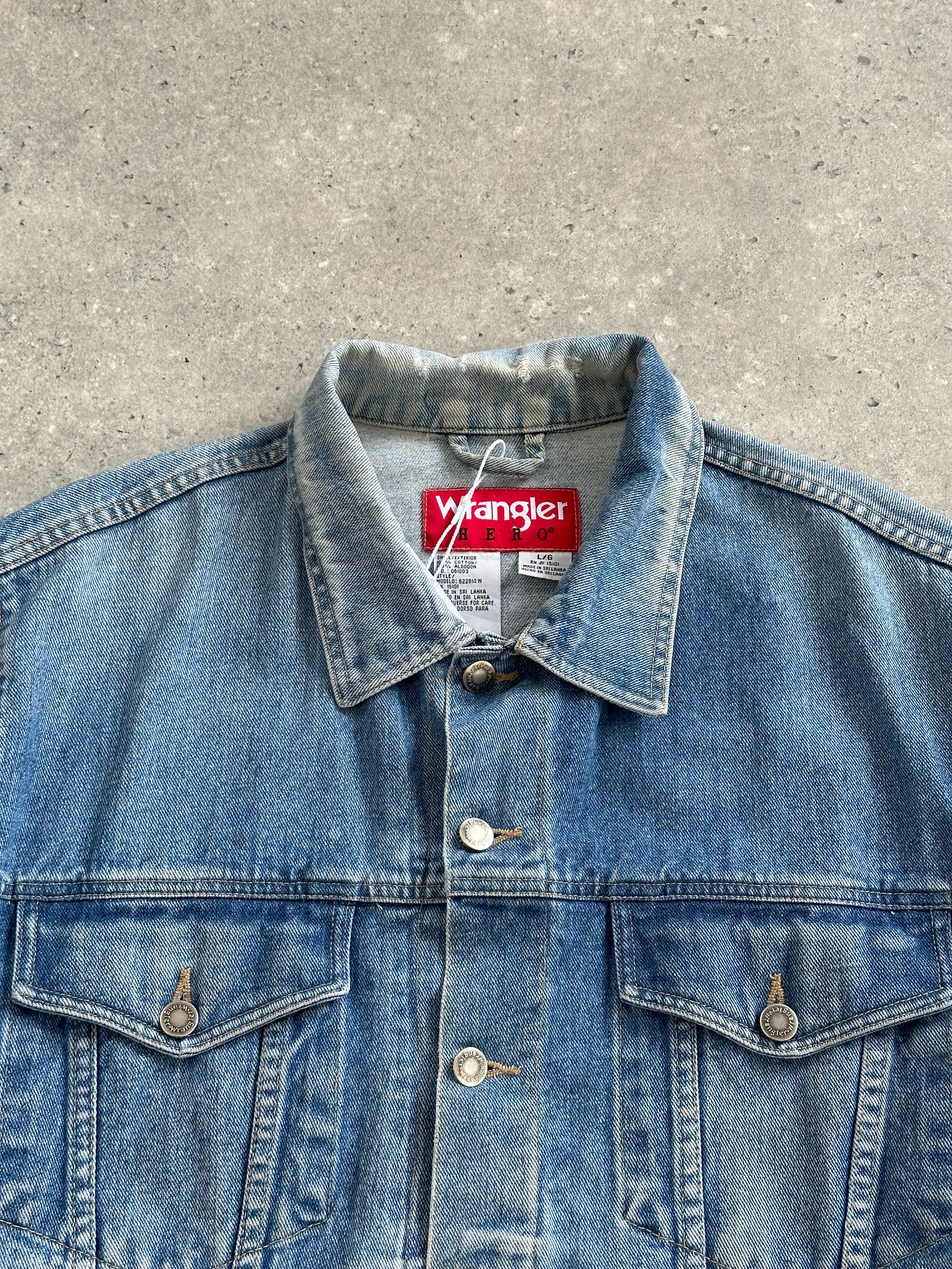 Levi’s Wrangler 1990s light wash denim jacket in size large/X-large, showcasing classic 90s style with faded denim and button front.